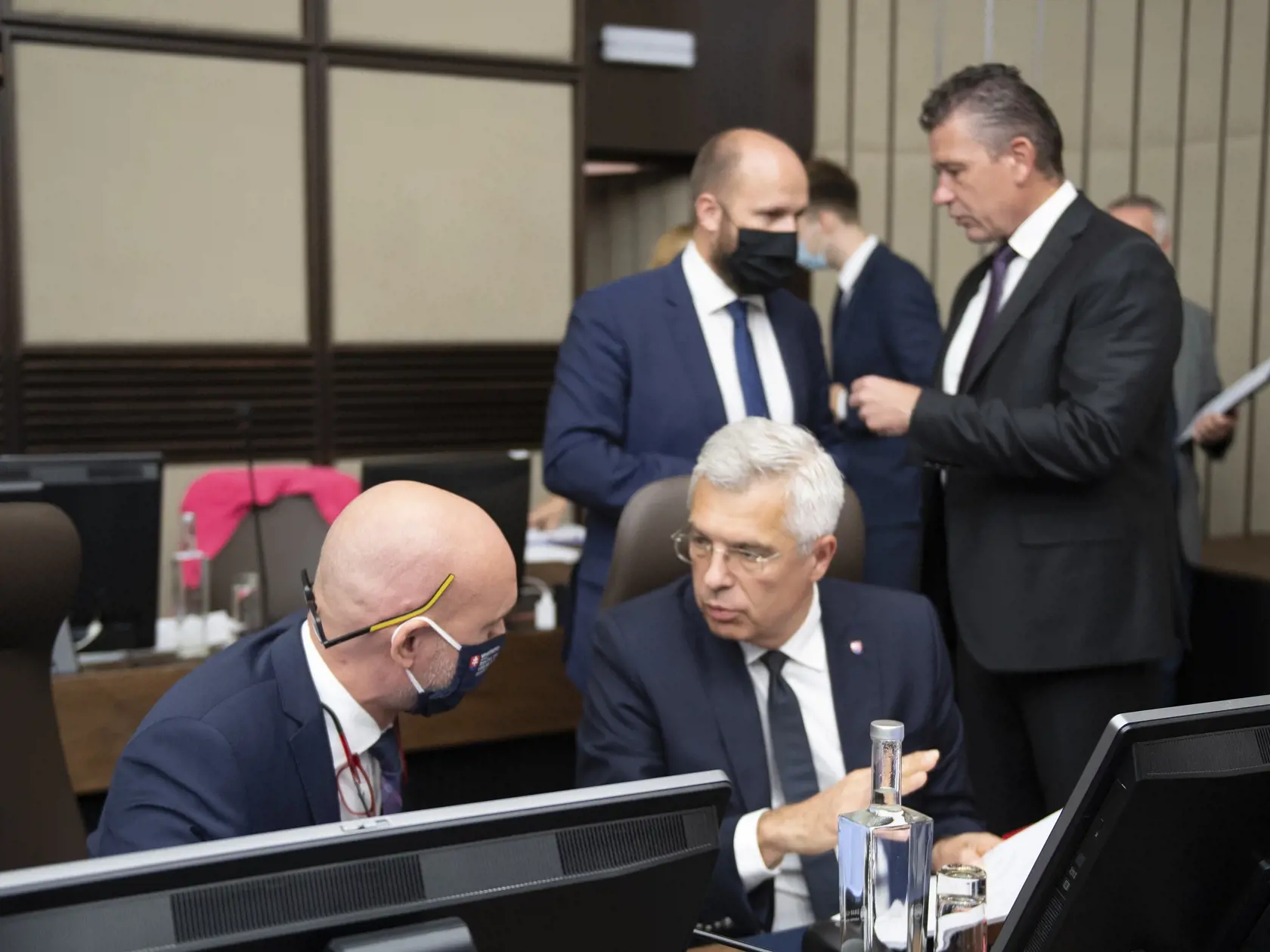 Na snímke v popredí zľava minister školstva Branislav Gröhling (SaS) a minister zahraničných vecí a európskych záležitostí SR Ivan Korčok (nominant SaS), v pozadí zľava minister obrany Jaroslav Naď a  minister vnútra Roman Mikulec (obaja OĽaNO) počas zasadnutia vlády SR v Bratislave v stredu 1. júla 2020. FOTO TASR - Pavel Neubauer