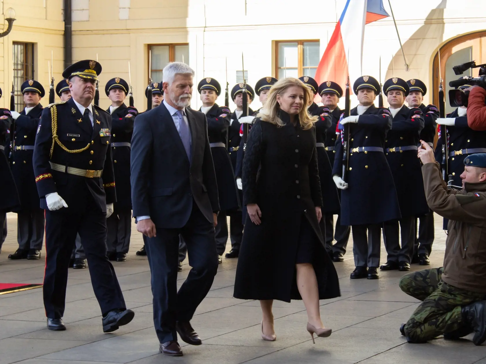 Na snímke český prezident Petr Pavel a slovenská prezidentka Zuzana Čaputová počas privítacieho ceremoniálu na Pražskom hrade. Čaputová si prišla do Prahy deň pred 17. novembrom pripomenúť výročie Nežnej revolúcie. Praha, 16. novembra 2023. FOTO TASR - Barbora Vizváryová