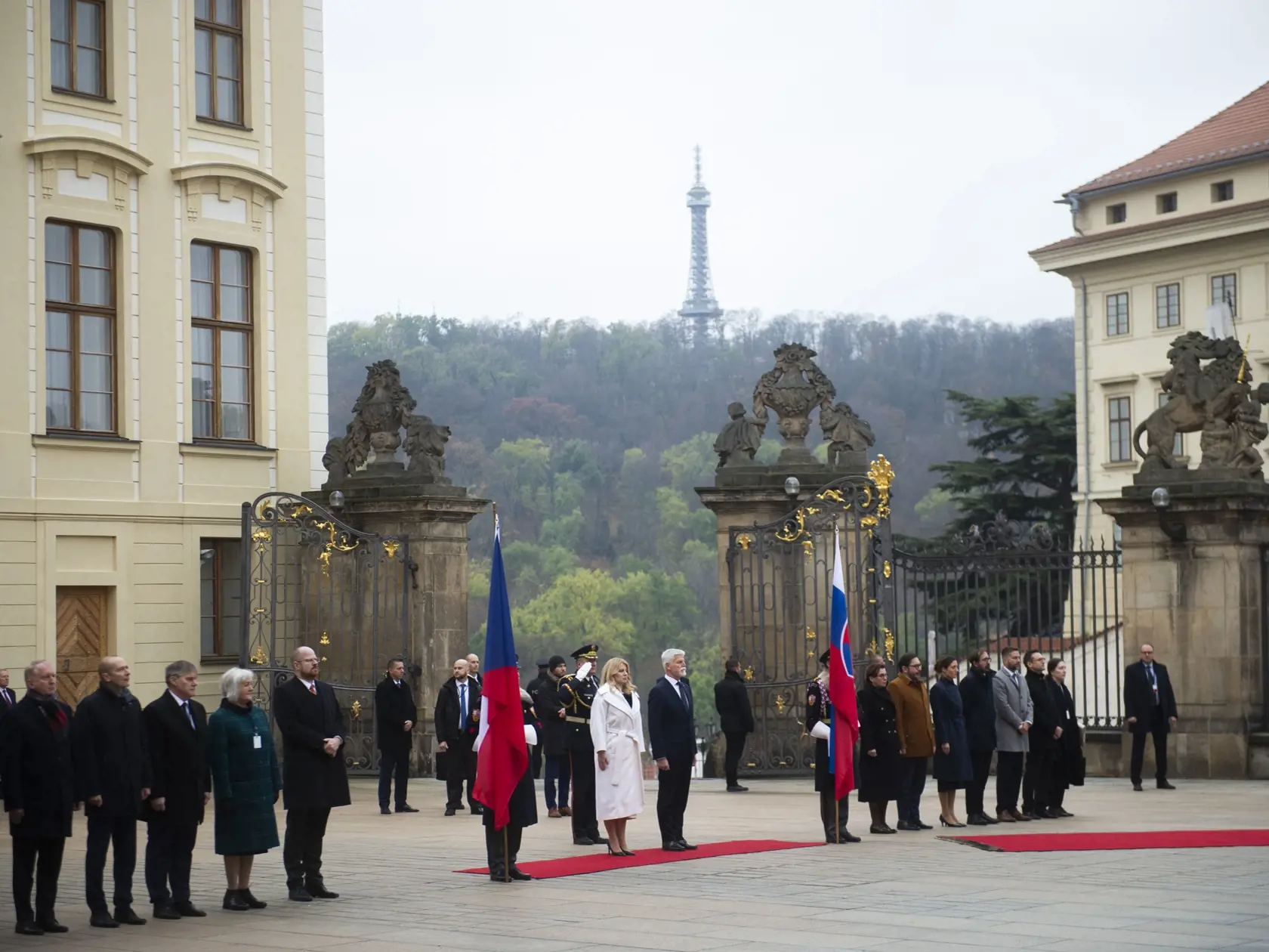 Na snímke uprostred zľava prezidentka SR Zuzana Čaputová a český prezident Petr Pavel počas priíchodu na summit krajín V4 na Pražskom hrade 22. novembra 2023 v Prahe. FOTO TASR - Jakub Kotian