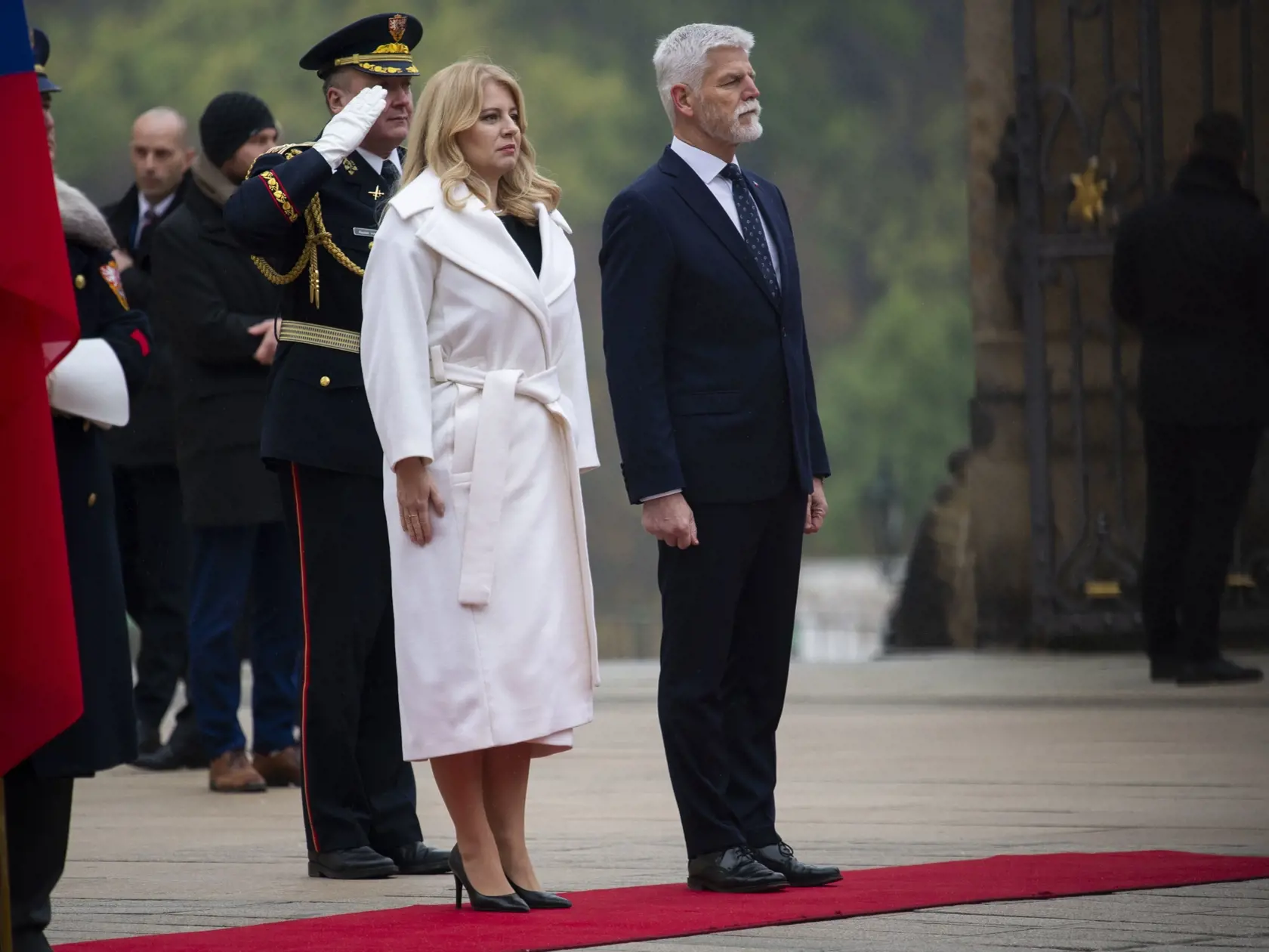 Na snímke zľava prezidentka SR Zuzana Čaputová a český prezident Petr Pavel počas prijatia na summite krajín V4 na Pražskom hrade 22. novembra 2023 v Prahe. FOTO TASR - Jakub Kotian