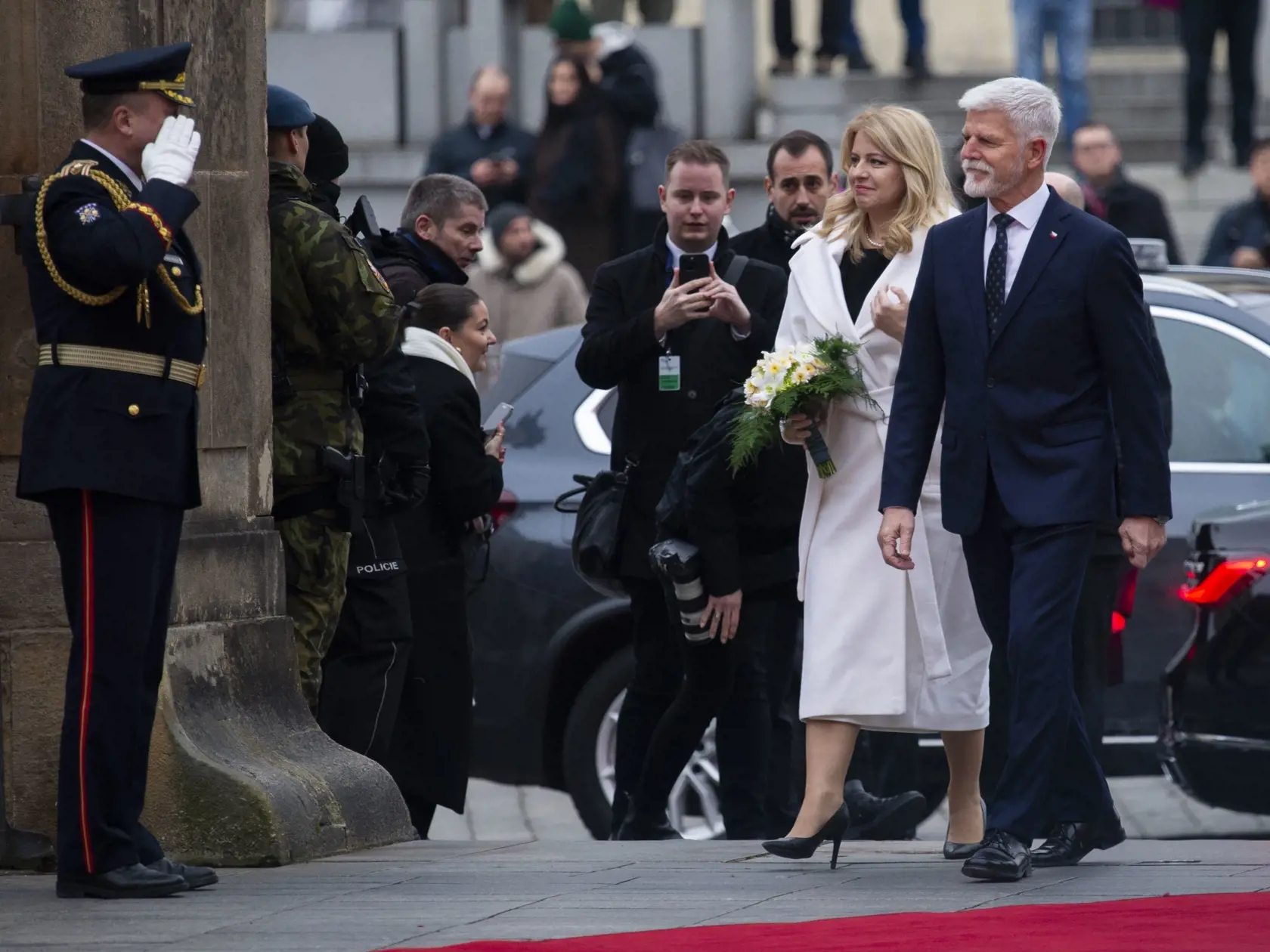 Na snímke zľava prezidentka SR Zuzana Čaputová a český prezident Petr Pavel počas prijatia na summite krajín V4 na Pražskom hrade 22. novembra 2023 v Prahe. FOTO TASR - Jakub Kotian