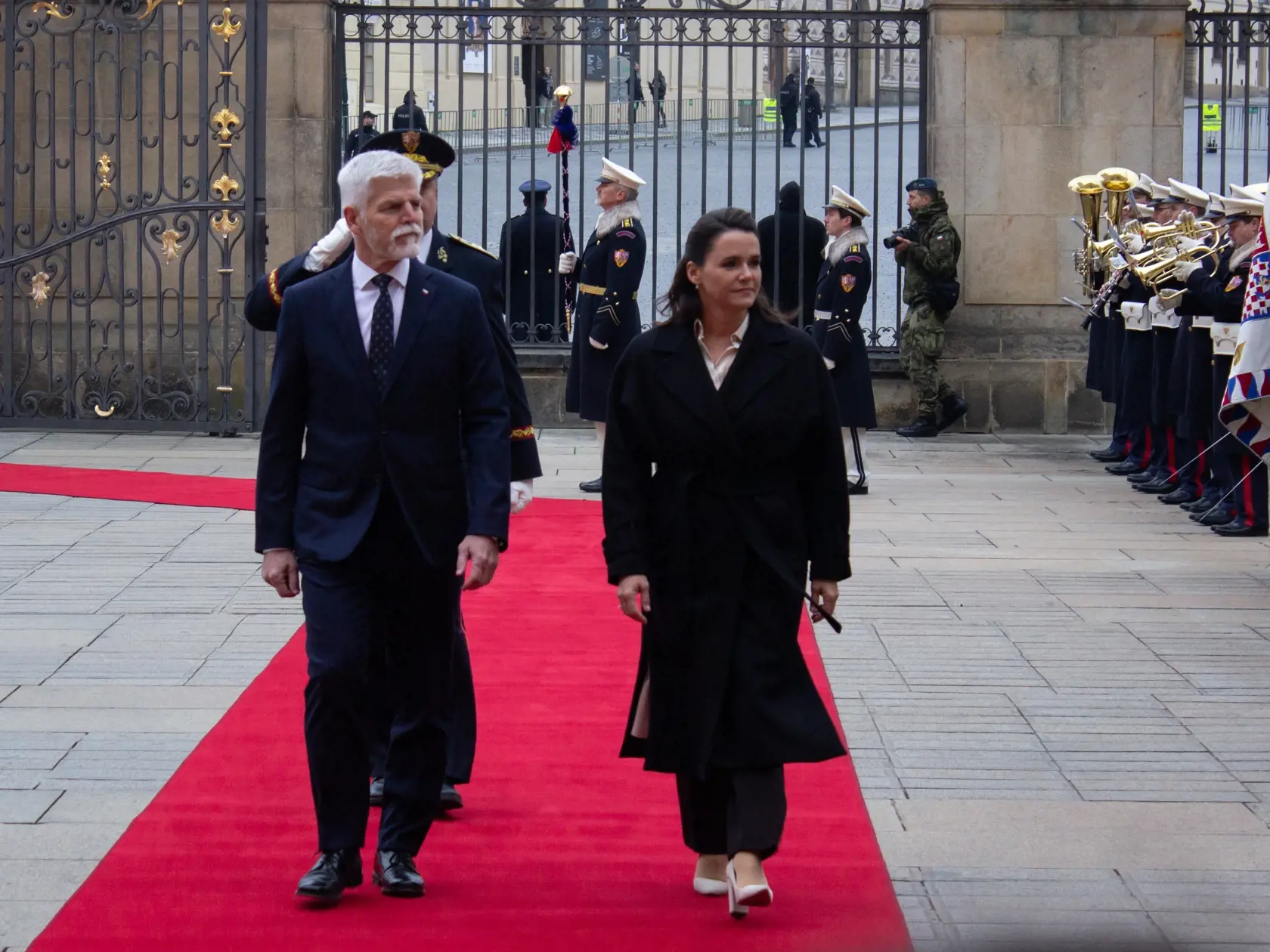 Na snímke zľava český prezident Petr Pavel a maďarská prezidentka Katalin Nováková počas priíchodu na summit krajín V4 na Pražskom hrade 22. novembra 2023 v Prahe. FOTO TASR - Jakub Kotian