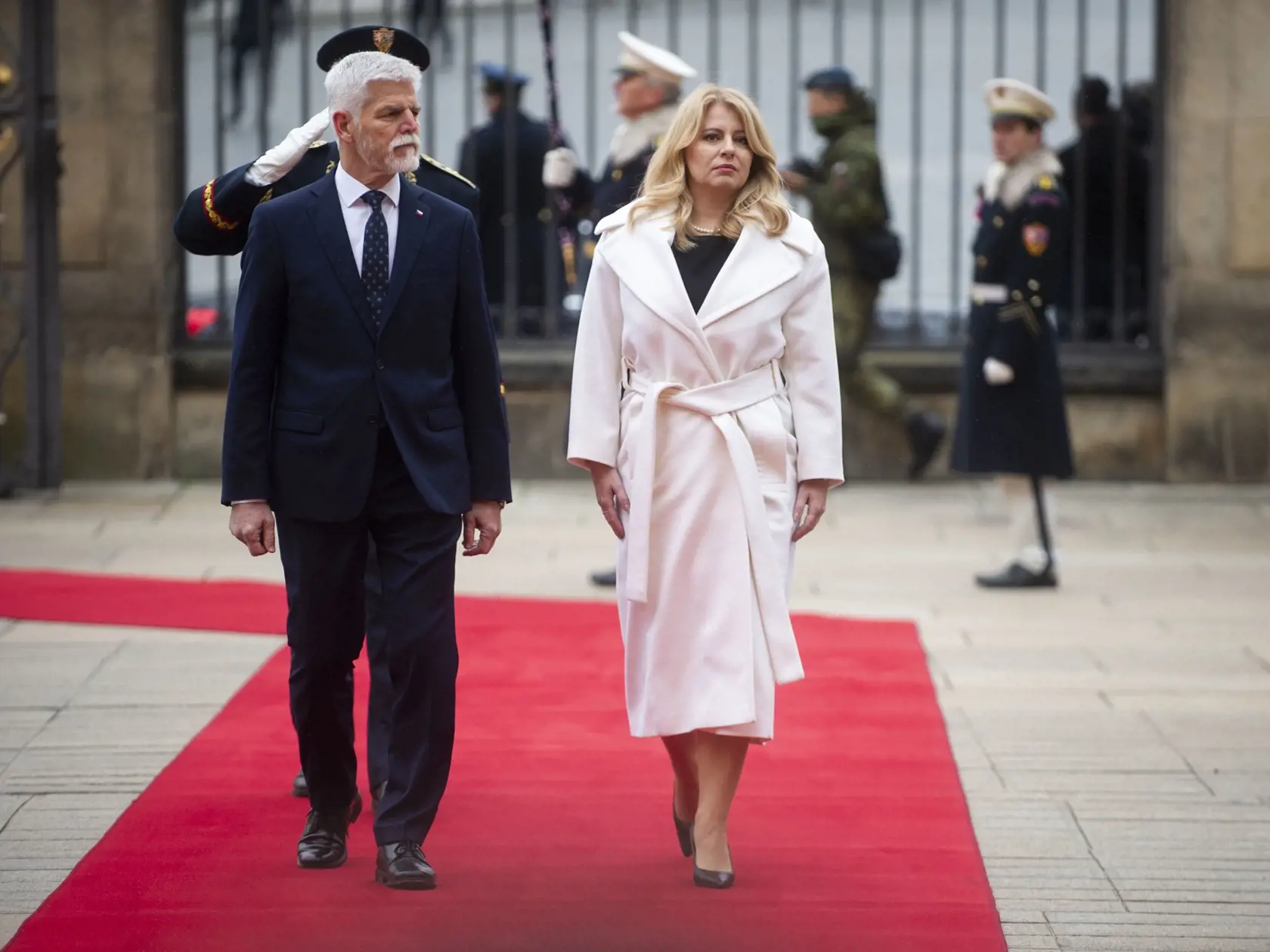 Na snímke sprava prezidentka SR Zuzana Čaputová a český prezident Petr Pavel počas priíchodu na summit krajín V4 na Pražskom hrade 22. novembra 2023 v Prahe. FOTO TASR - Jakub Kotian