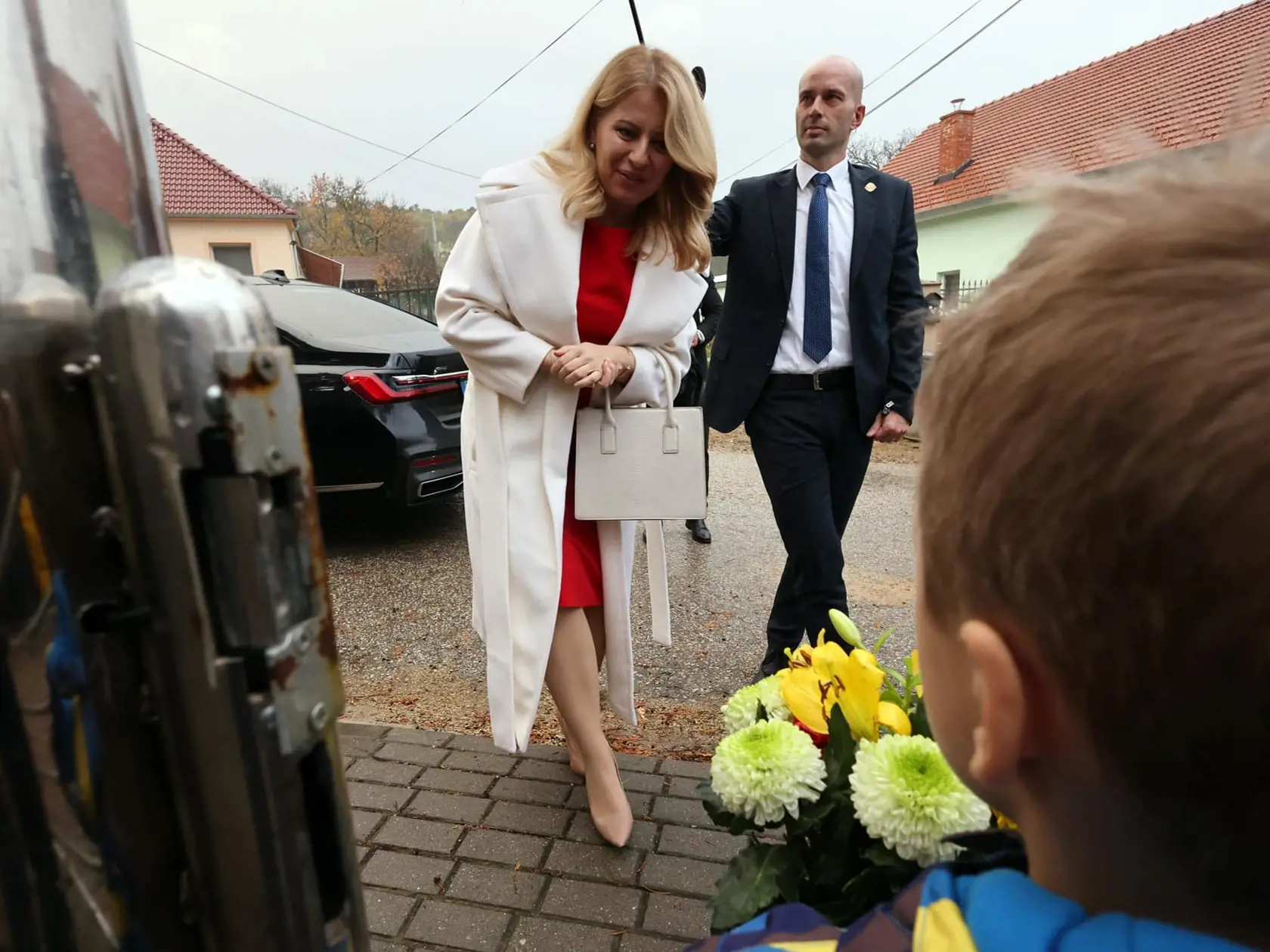 Má ho rada: Biely kabát si prezidentka obliekla aj deň predtým v Nitre, keď navštívila neziskovú organizáciu Centrum Slniečko.
