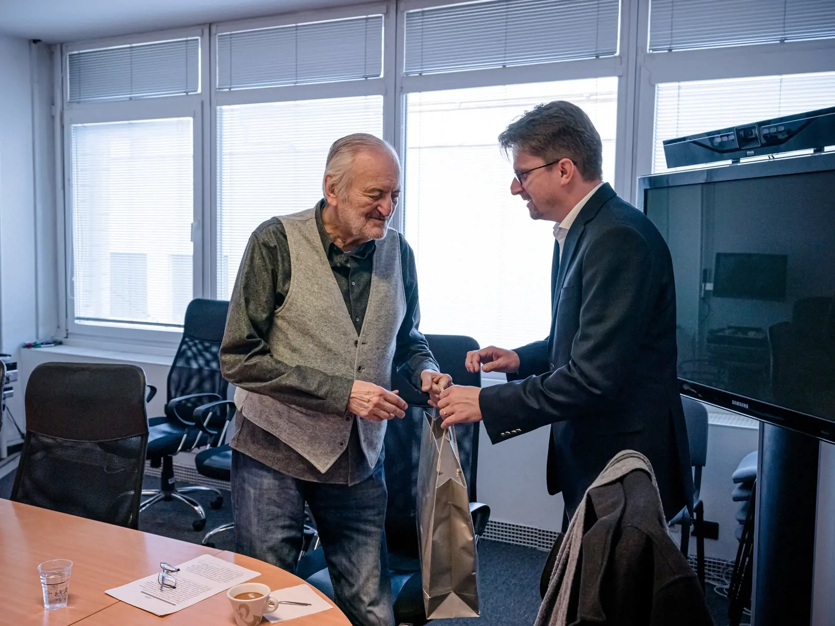 Generálny riaditeľ TV JOJ Marcel Grega, Milanovi Lasicovi v mene televízie pred natáčaním relácie srdečne zablahoželal.