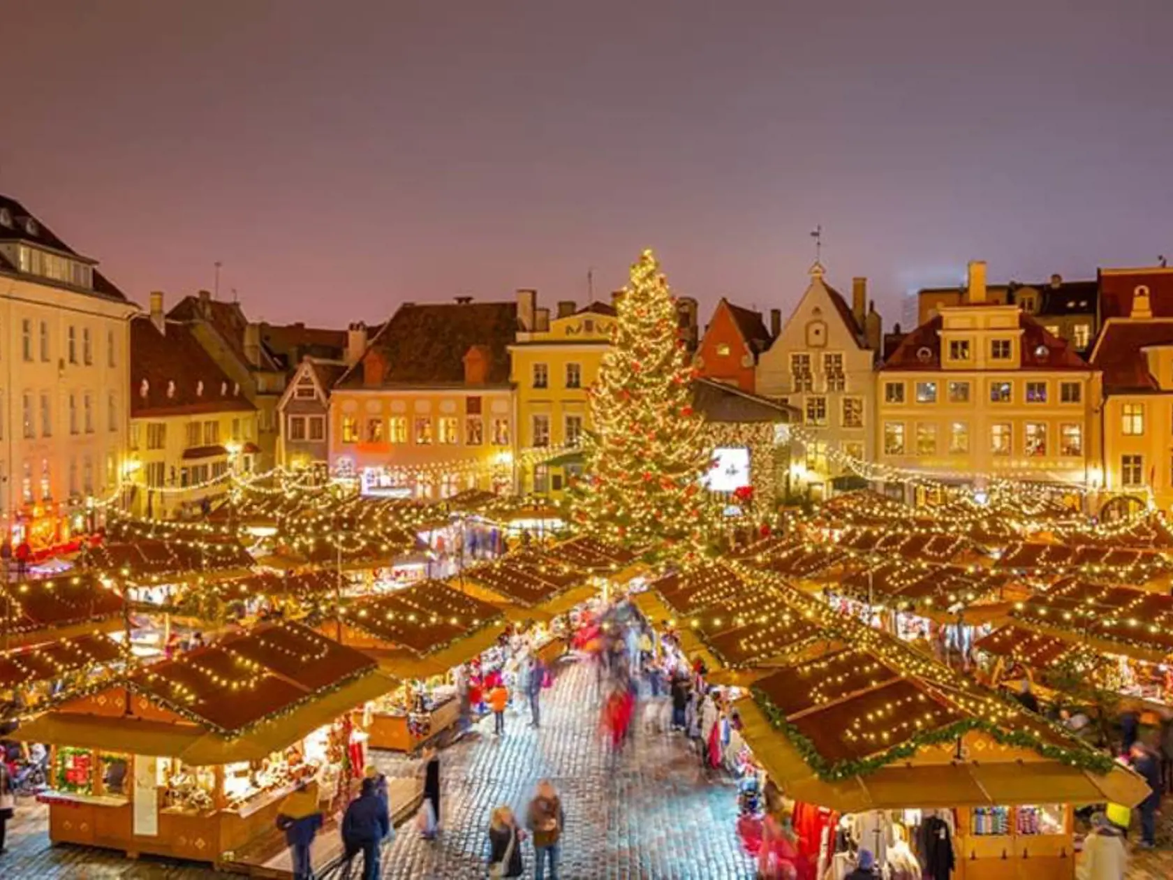 Adventné trhy v Tallinne trvajú viac ako mesiac.