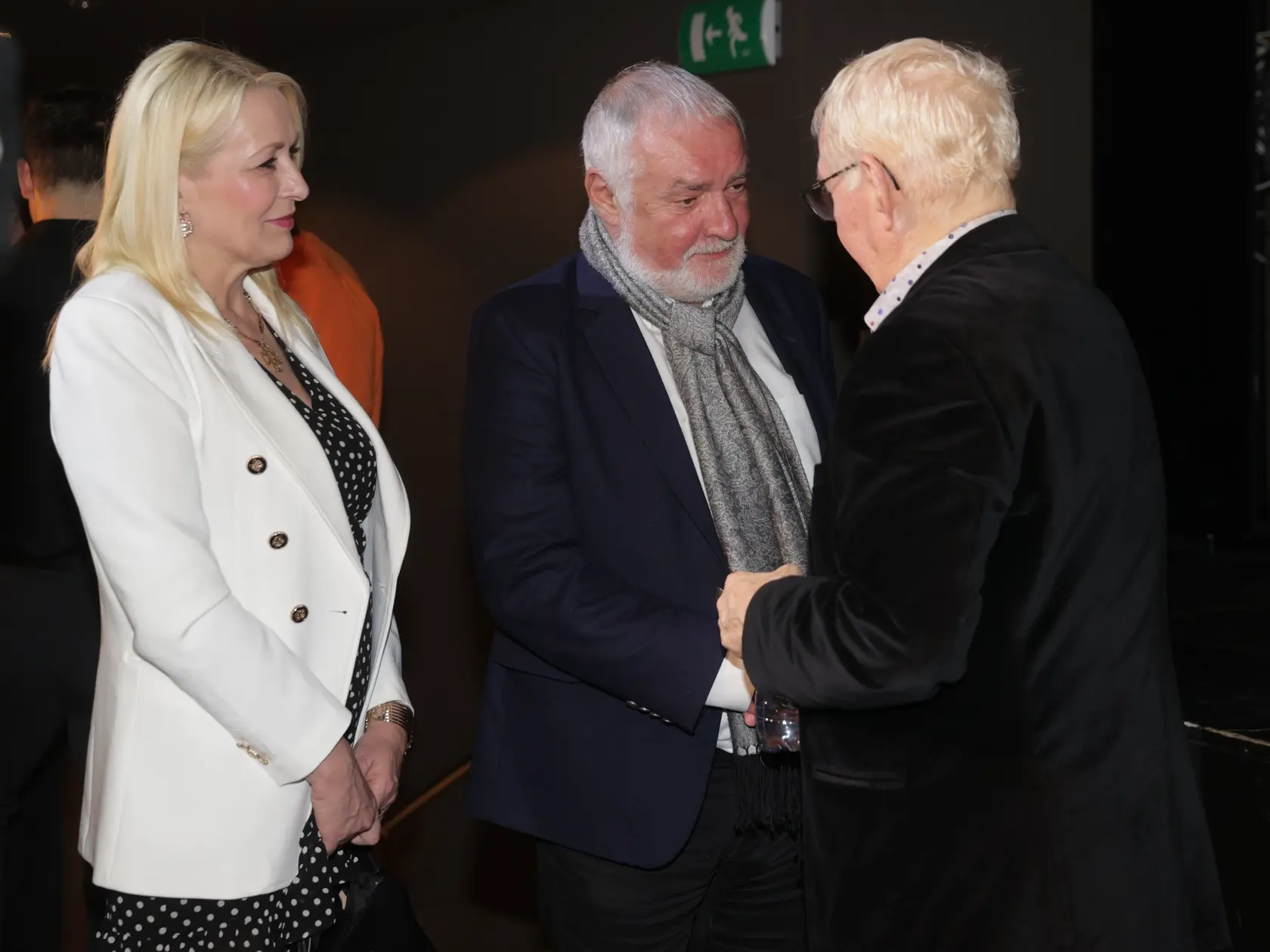 Herec Karol Čálik oslávil okrúhlu 80-ku po predstavení Mačky v divadle Nová Scéna. Na snímke gratulant Marián Chudovský.