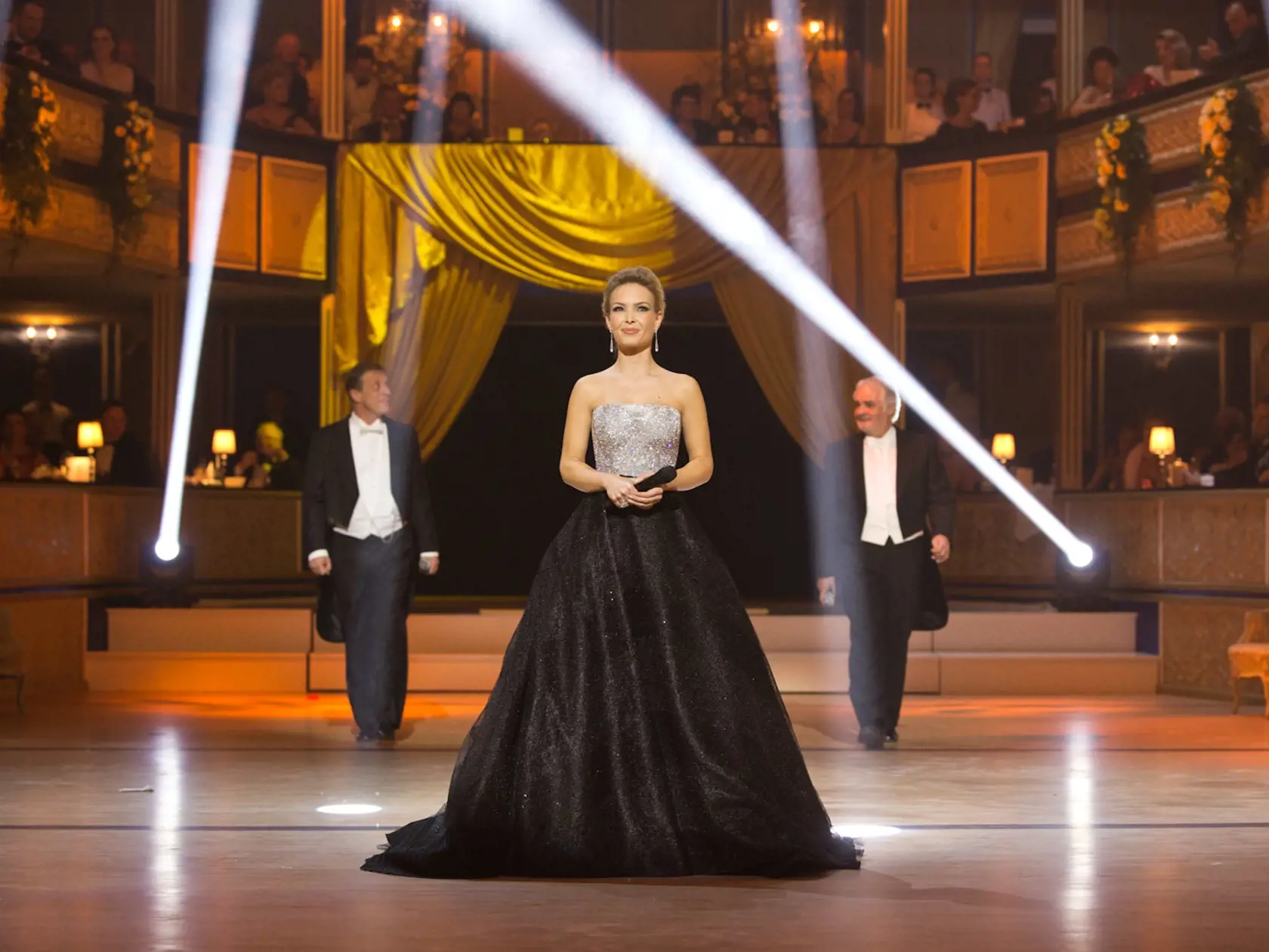 Rok 2014 - Moderátorskej úlohy Plesu v opere sa zhostila jojkárka Lucia Barmošová, ktorá zažiarila v čierno-strieborných šatách. 