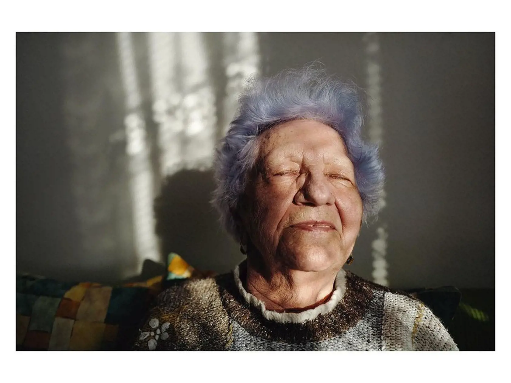Blue grandma alias pani s farebnými vlasmi, jej vnuk robí nádherné momentky.