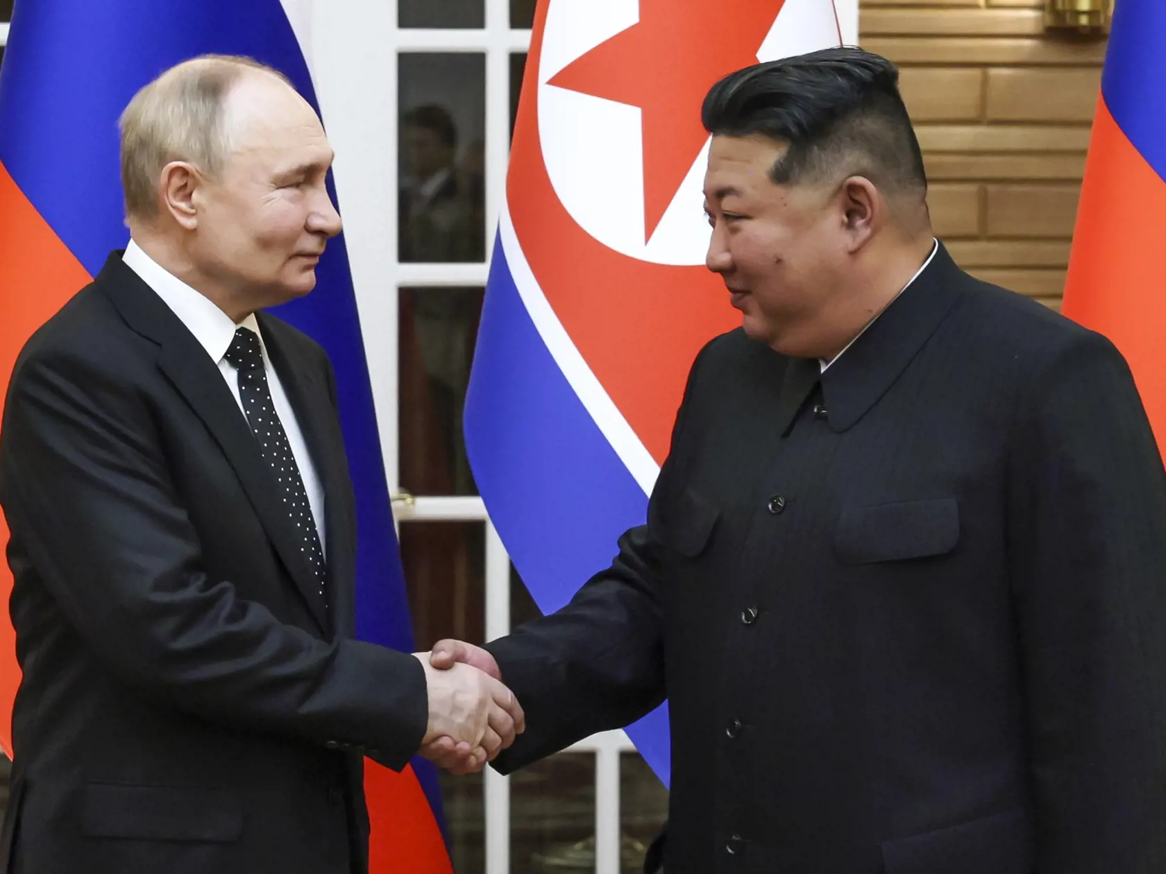 Ruský prezident Vladimir Putin (vľavo) a severokórejský vodca Kim Čong-un si podávajú ruky pred rozhovormi  v Pchjongjangu 19. júna 2024.