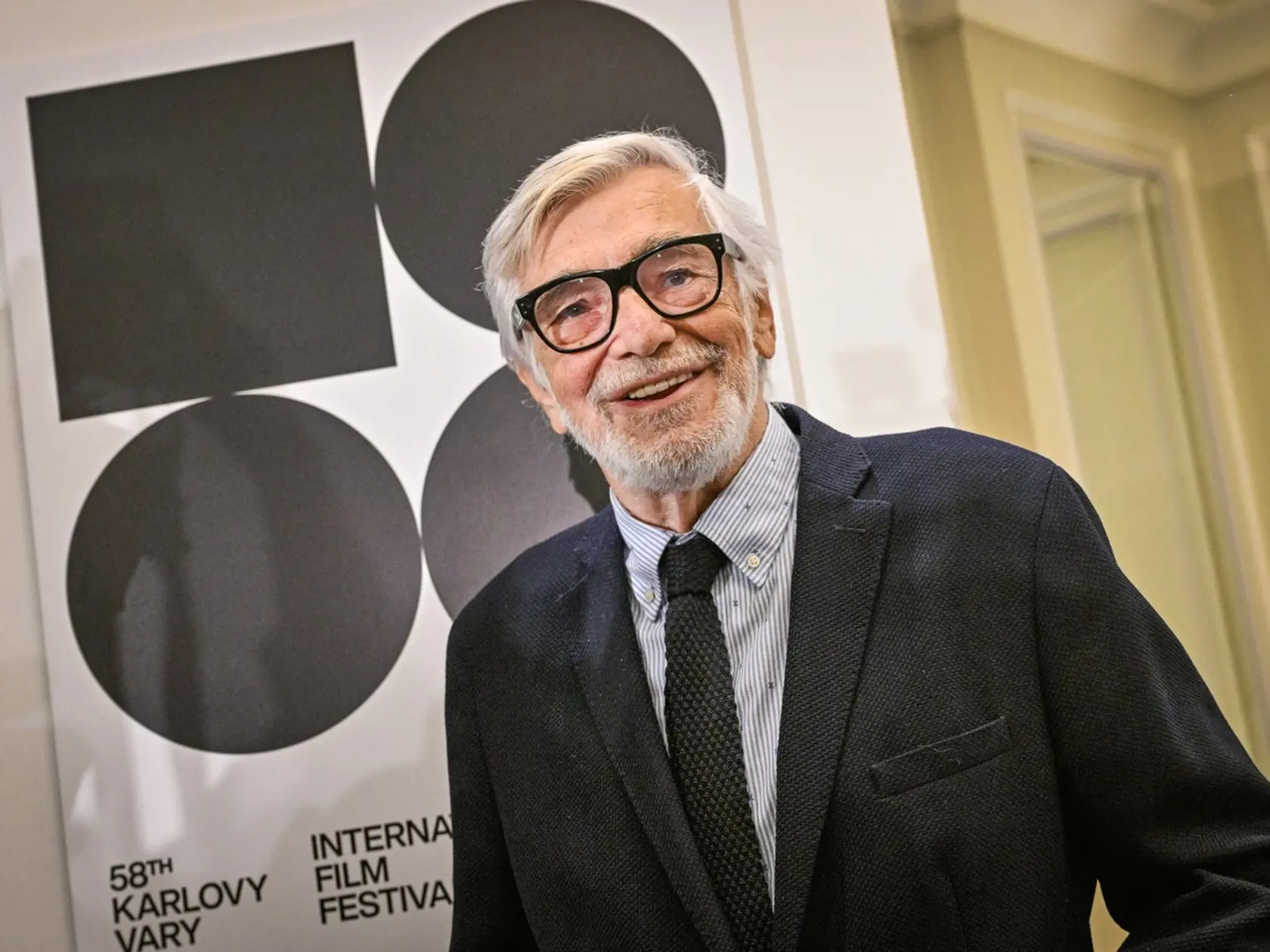 Jiří Bartoška dorazil v utorok na tlačovú konferenciu. Na verejnosti sa vzhľadom na chorobu objavuje zriedka.