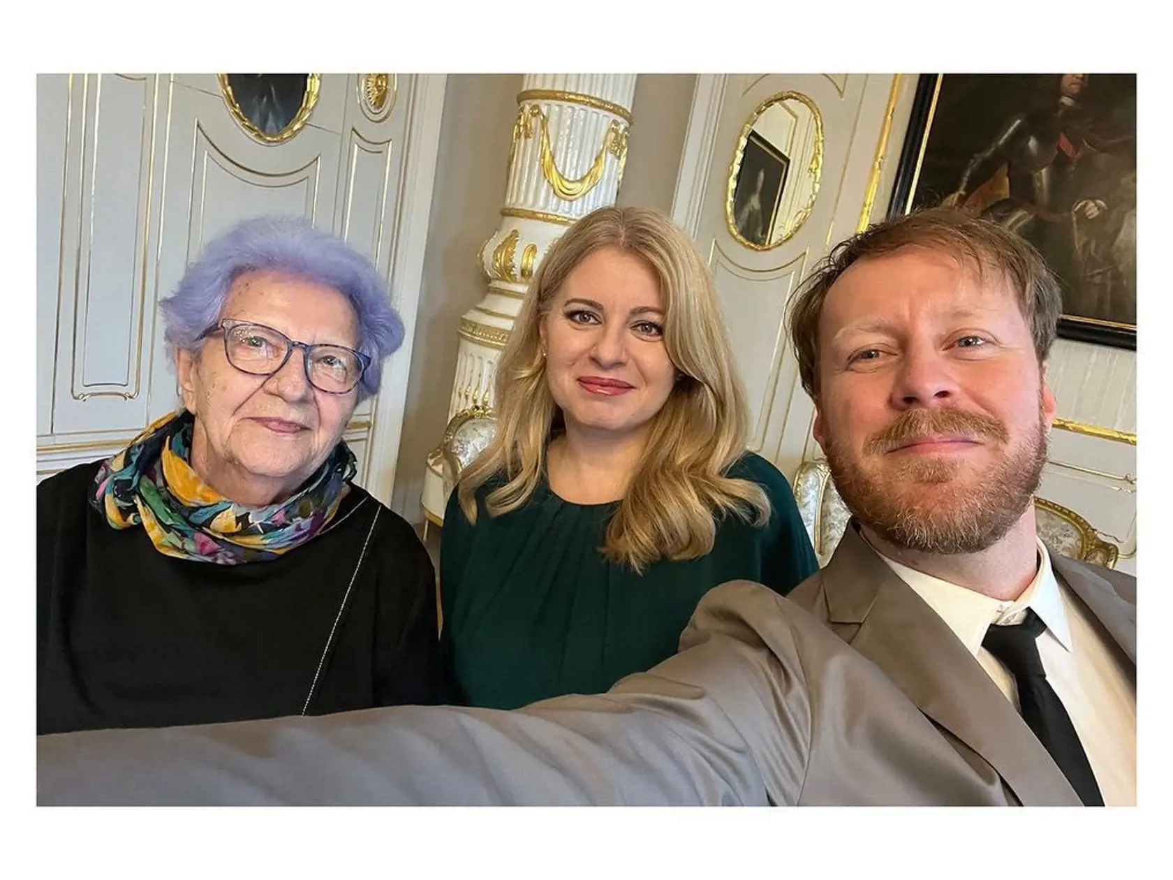 Babička s vnukom, ktorý jej fotografie zverejňuje na Instagrame.