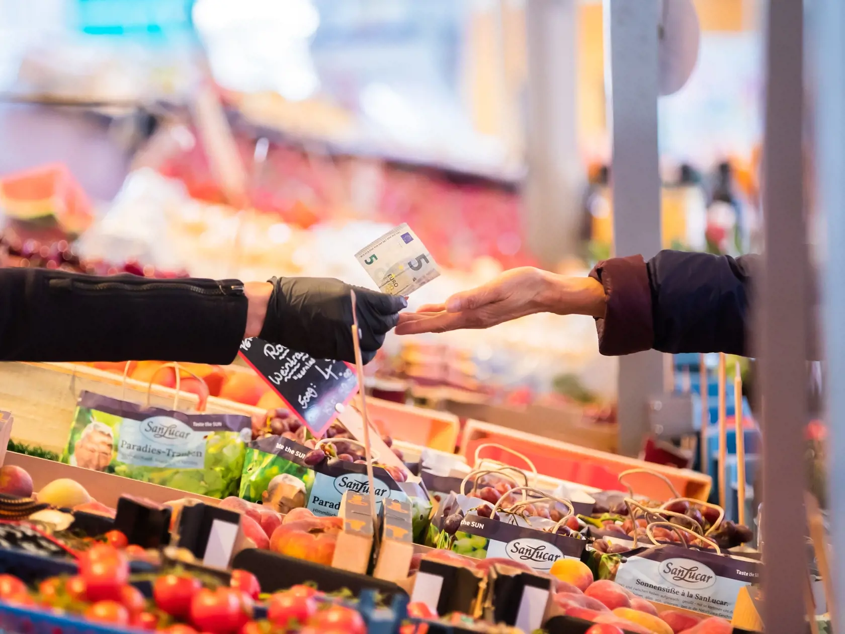 Potraviny boli aktuálne medziročne drahšie o 26,8 % aj nealkoholické nápoje rástli dvojciferným tempom už štvrtý mesiac.