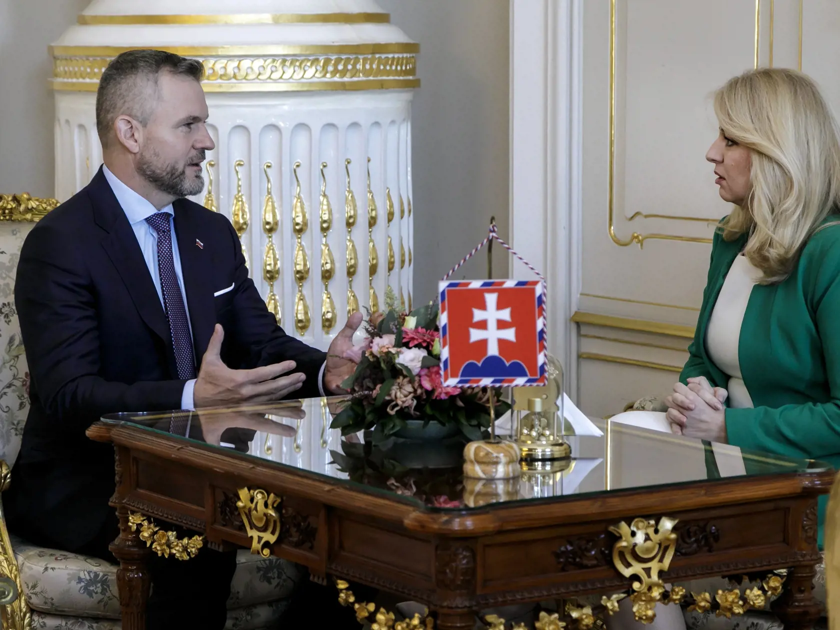 Na snímke zľava predseda Národnej rady SR Peter Pellegrini a prezidentka SR Zuzana Čaputová počas prijatia v Prezidentskom paláci 8. novembra 2023 v Bratislave.
