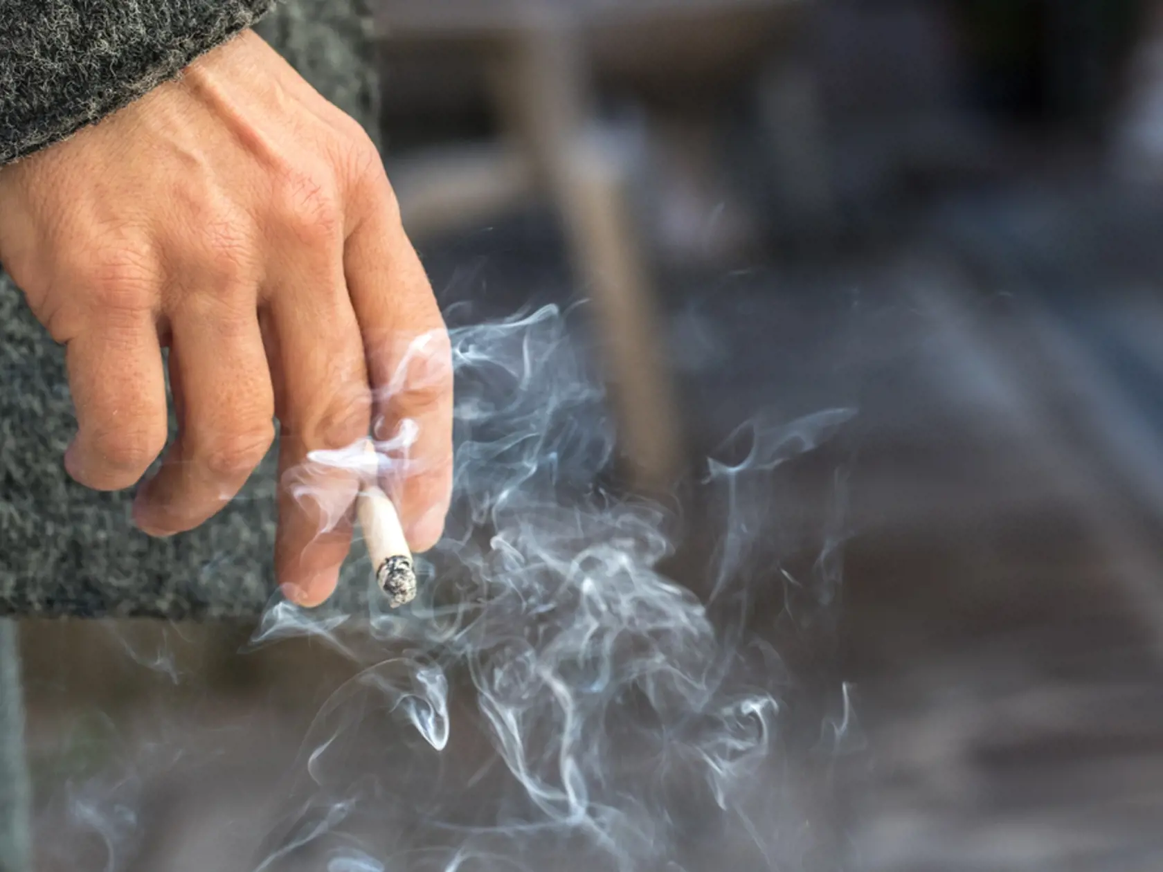 Asi netreba pripomínať, že bez fajčenia budete zdravší. Ale možno netušíte, že zdravšia bude aj chrbtica. Cigarety ovplyvňujú kosti a môžu nahrávať predčasnej degenerácii platničiek, upozorňujú odborníci. Je to spôsobené tým, že fajčenie brzdí cirkuláciu krvi v platničke, oberá ju o vodu a sťažuje vstrebávanie živín.