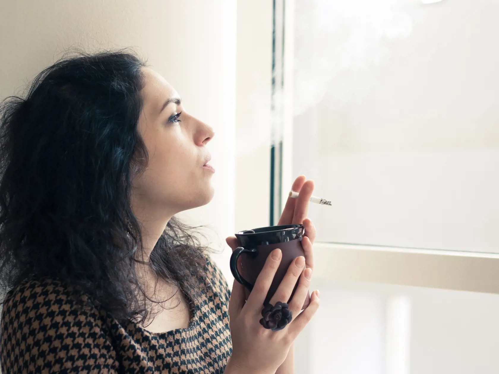 žena - káva - cigareta - fajčenie