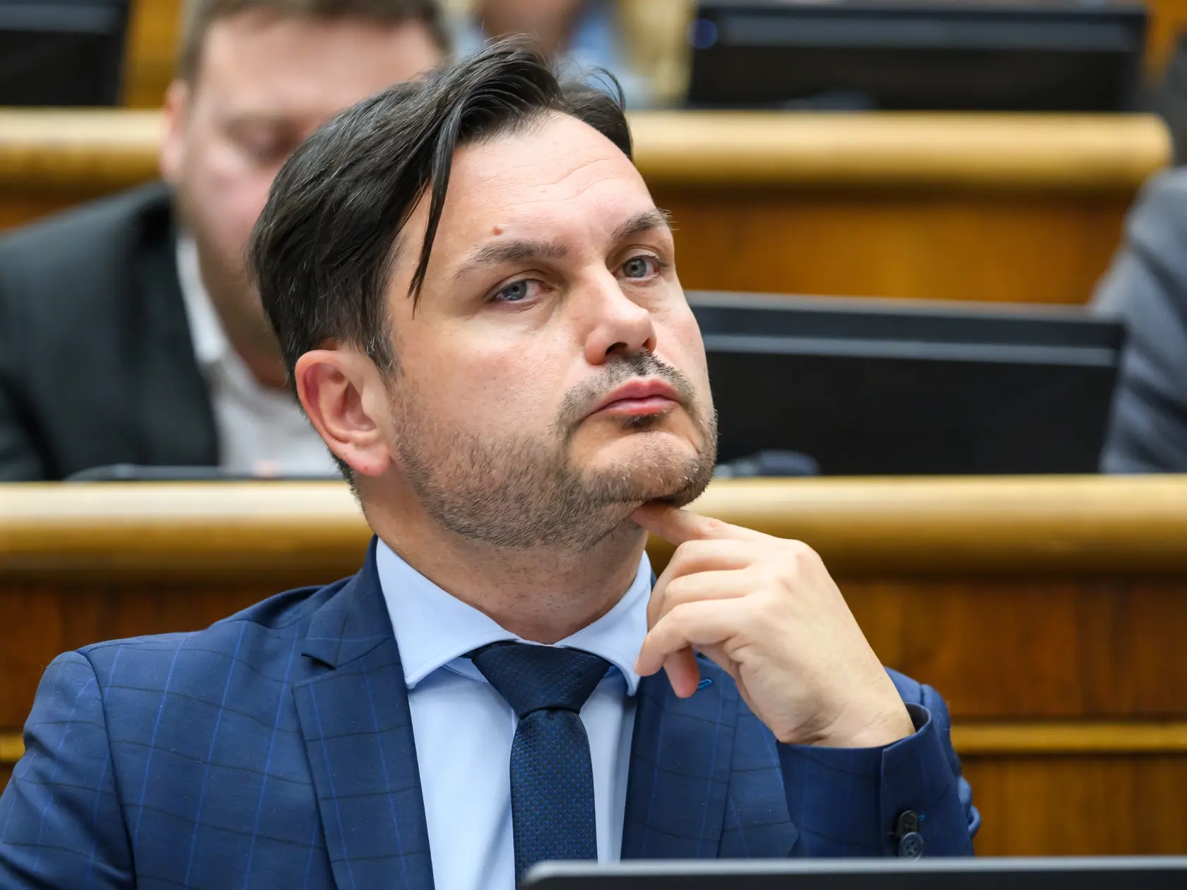 Parlament presunul na ďalšiu riadnu schôdzu opozičný návrh na vyslovenie nedôvery vláde, ako aj návrhy na odvolanie ministrov. Takisto poslanci odobrili, aby Národná rada (NR) SR rokovala počas aktuálnej schôdze aj v pondelok (14. 4.), hoci pondelky zvyčajne nie sú rokovacím dňom. Rozhodli o tom vo štvrtkovom hlasovaní.