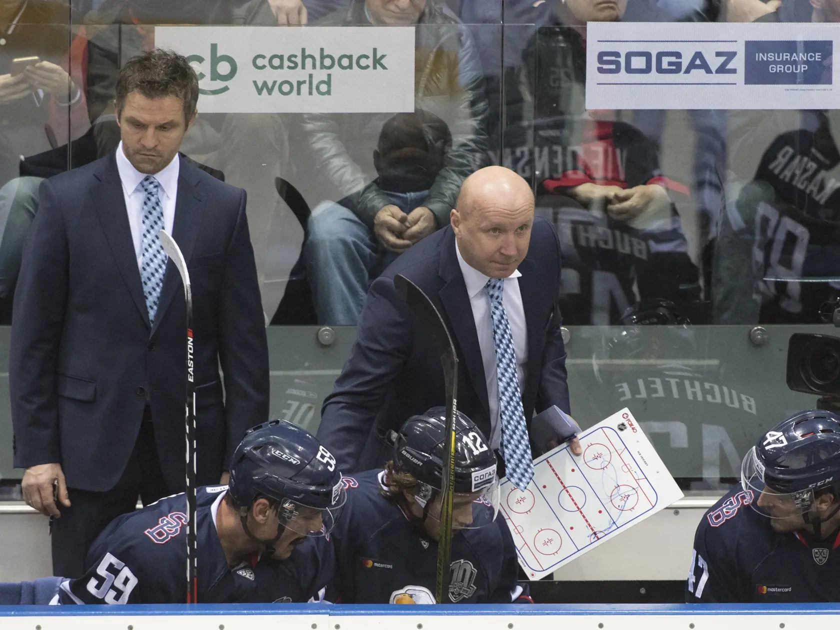 Na snímke striedaèka Slovana, vpravo v pozadí tréner tímu Eduard Zankovec a v¾avo jeho asistent Róbert Petrovický poèas hokejového stretnutia KHL Slovan Bratislava - Admiral Vladivostok 28. novembra 2017 v Bratislave. FOTO TASR - Pavel Neubauer