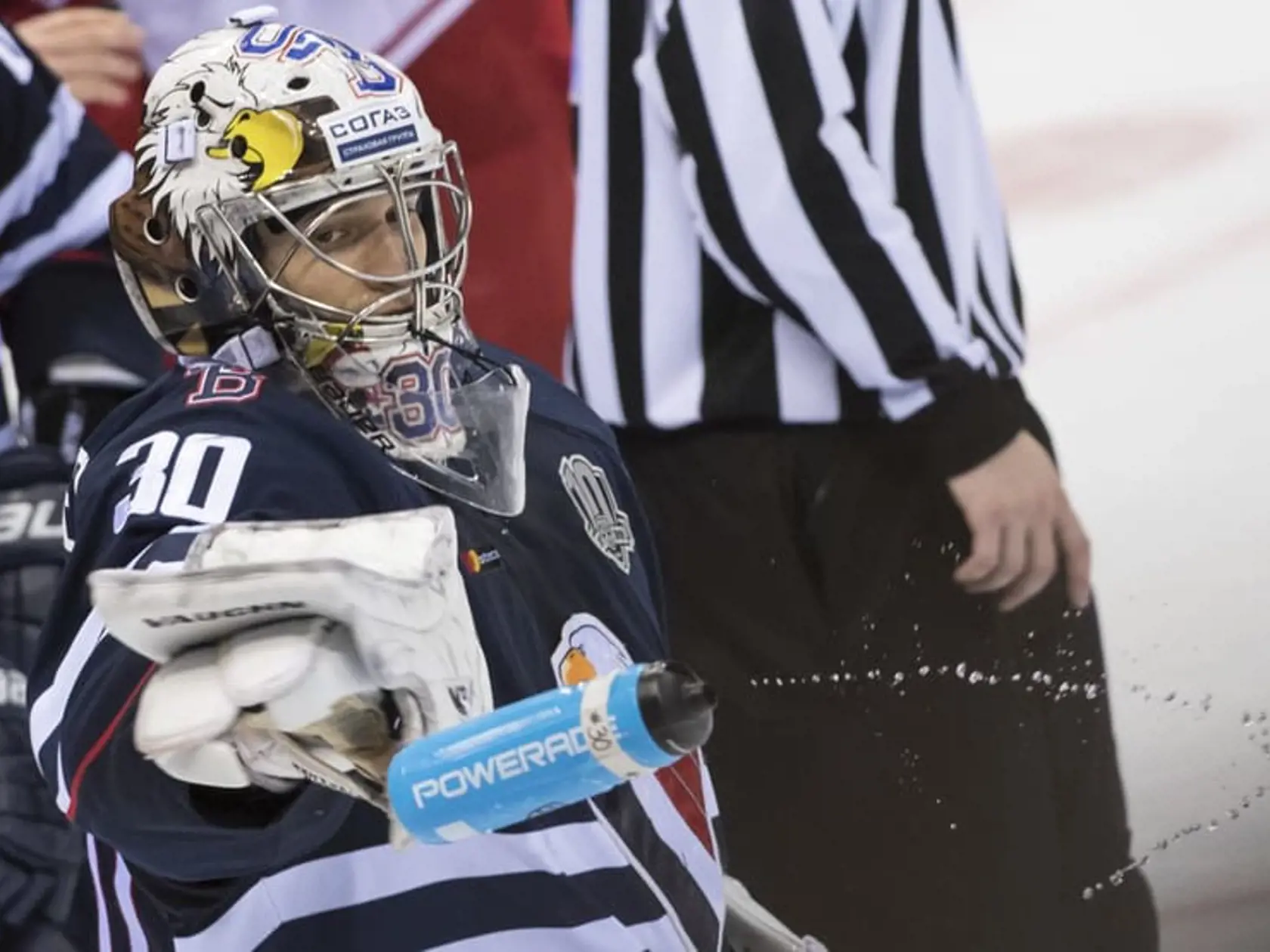 Na snímke nahnevaný brankár slovana Jakub Štìpánek po prehre 4:5 po predåžení v zápase Kontinentálnej hokejovej ligy (KHL) Slovan Bratislava - Viaz Podo¾sk v utorok 21. novembra 2017 v Bratislave. FOTO TASR - Martin Baumann