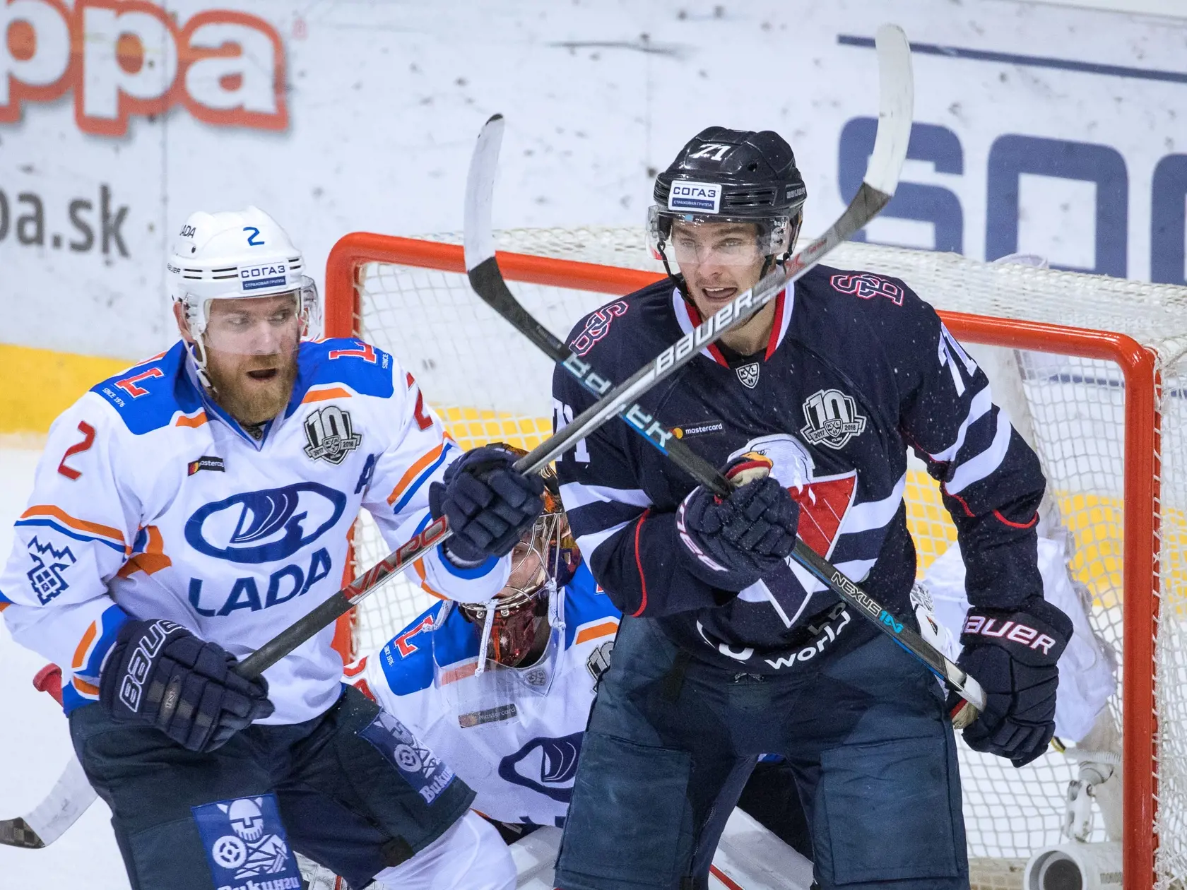 Z¾ava: Denis Jeov z Lada Togliatti a Juraj Mikú z HC Slovan Bratislava poèas zápasu Kontinentálnej hokejovej ligy (KHL) medzi HC Slovan Bratislava (SR) - Lada Togliatti (Rusko). Bratislava, 20. december 2017. Foto: SITA/Diana Èernáková