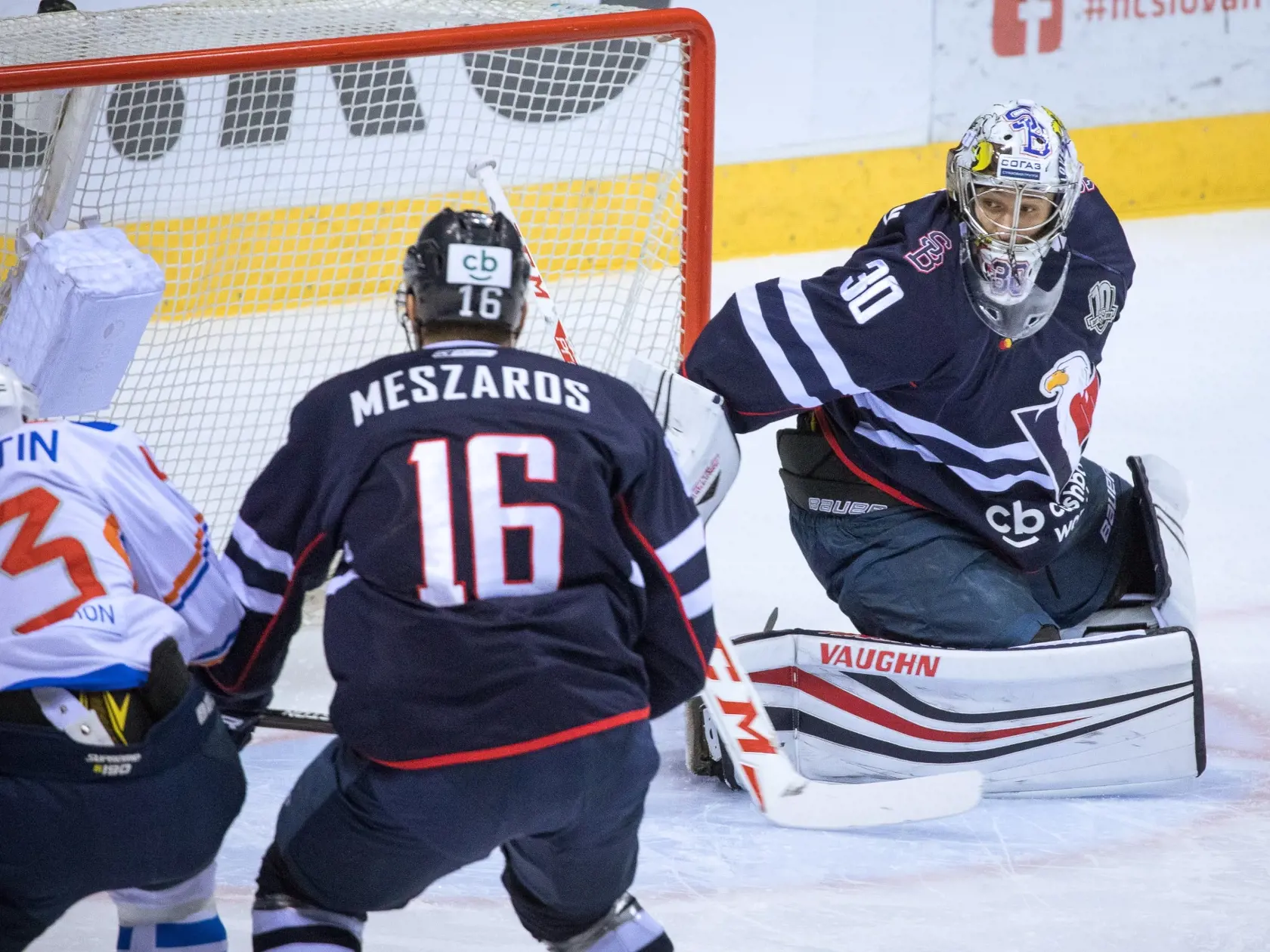 Sprava: Jakub tìpánek, Andrej Meszáro z HC Slovan Bratislava a Kirill Kapustin z Lada Togliatti poèas zápasu Kontinentálnej hokejovej ligy (KHL) medzi HC Slovan Bratislava (SR) - Lada Togliatti (Rusko). Bratislava, 20. december 2017. Foto: SITA/Diana Èernáková