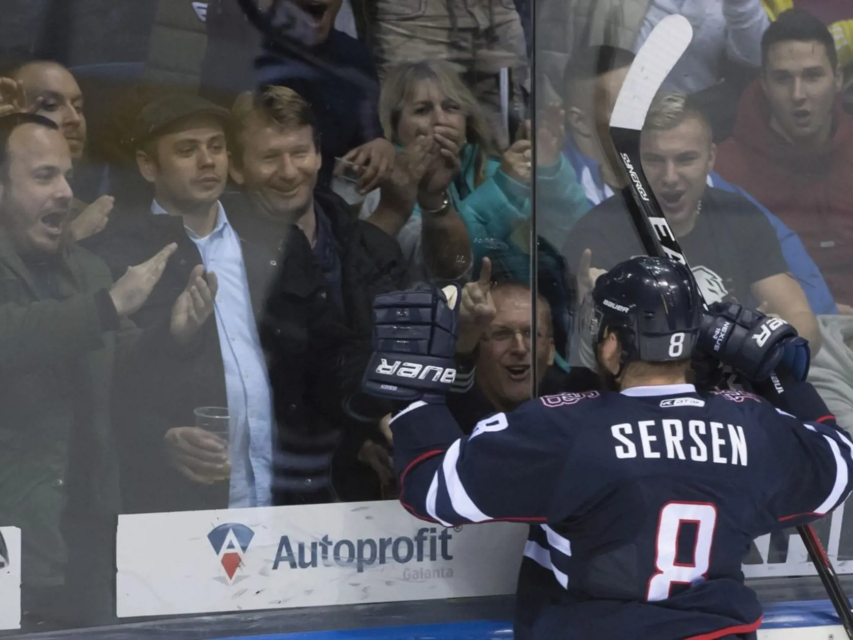 Na snímke Michal Sersen (Slovan) oslavuje gól s fanúšikmi v zápase KHL HC Slovan Bratislava - Amur Chabarovsk v Bratislave 25. novembra 2017. FOTO TASR - Martin Baumann