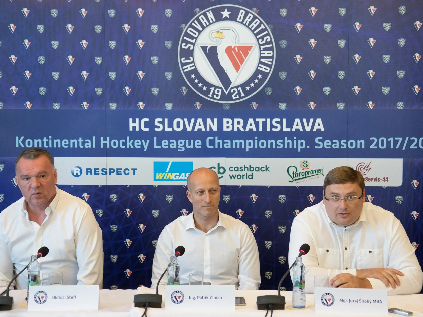 Z¾ava: Športový riadite¾ HC Slovan Oldøich Štefl, predseda predstavenstva a generálny manažér HC Slovan Bratislava Patrik Ziman a výkonný viceprezident klubu Juraj Široký ml. poèas tlaèovej konferencie HC Slovan Bratislava pred novou sezónou KHL. Bratislava, 30. jún 2017. Foto: SITA/¼udovít Vaniher