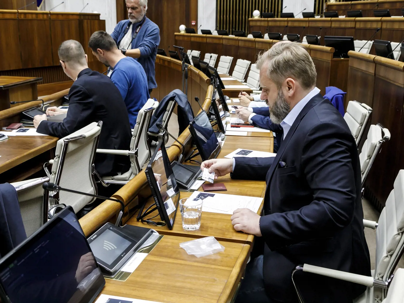 Snímka zo skúšky digitálneho kongresového systému NR SR za účasti zvolených poslancov NR SR v Bratislave 24. októbra 2023. FOTO TASR - Dano Veselský