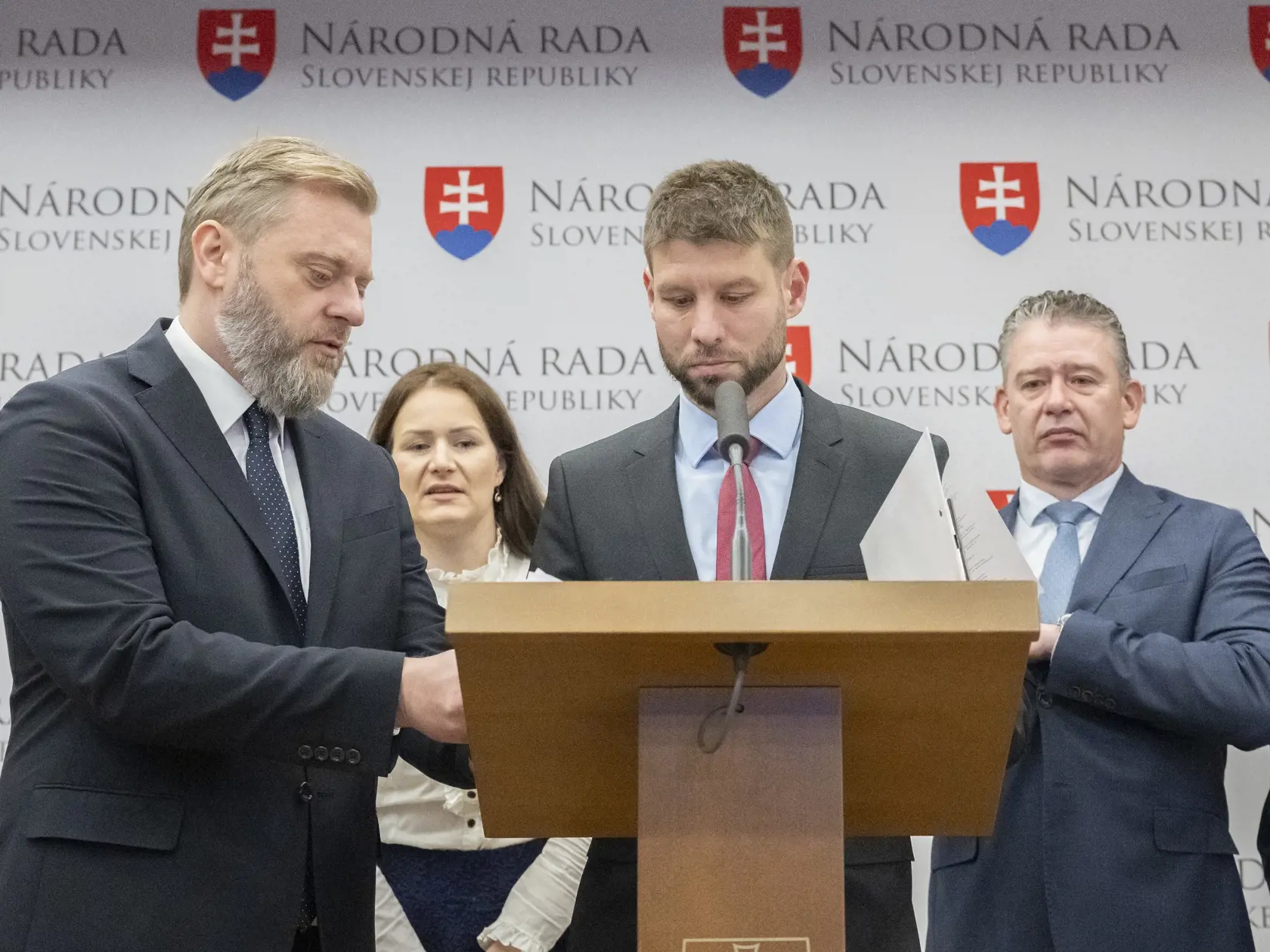 Na snímke opoziční poslanci NR SR, zľava Juraj Krúpa (SaS), Martina Holečková (KDH), Michal Šimečka (PS) a Roman Mikulec (Slovensko) počas tlačovej konferencie na tému Odvolanie ministra vnútra Matúša Eštoka Šutaja (Hlas-SD) v Bratislave 22. novembra 2023. FOTO TASR - Martin Baumann