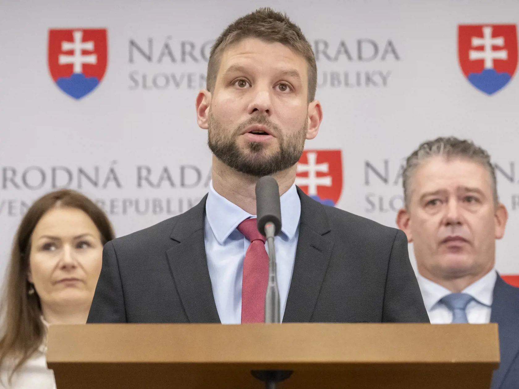 Na snímke opoziční poslanci NR SR, zľava Martina Holečková (KDH), Michal Šimečka (PS) a Roman Mikulec (Slovensko) počas tlačovej konferencie na tému Odvolanie ministra vnútra Matúša Eštoka Šutaja (Hlas-SD) v Bratislave 22. novembra 2023. FOTO TASR - Martin Baumann