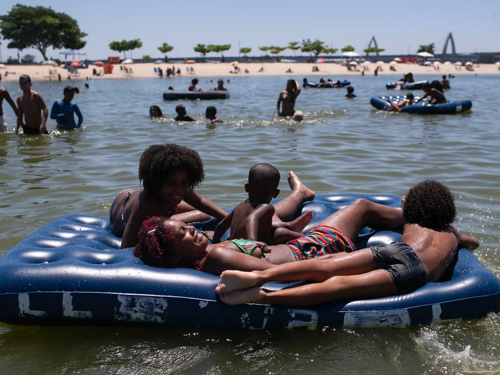 WA 59 Rio de Janeiro - Ľudia sa opaľujú na nafukovačke počas letných horúčav na umelej pláži v Riu de Janeiro v nedeľu 16. februára 2025. FOTO TASR/AP

People lie on an inflatable mattress at the Piscinao de Ramos artificial beach during summer in Rio de Janeiro, Sunday, Feb. 16, 2025. (AP Photo/Bruna Prado)