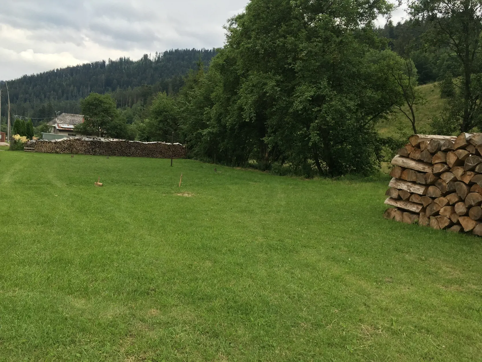 O takéto zátišia s drevom nie je v Úhornej núdza, keďže oproti iným obciam zima tu začína oveľa skôr a končí tiež neskôr. Aj preto bez poriadnej zásoby paliva tu nesmiete ostať.