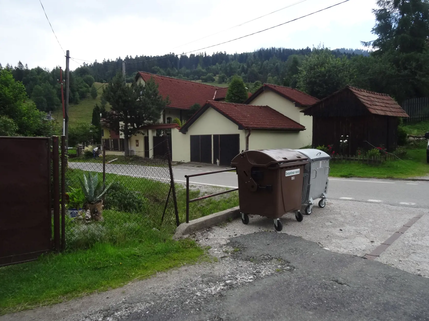 Chalupa je veľmi pekne udržiavaná, rovnako aj dvor i záhrada. (archív)