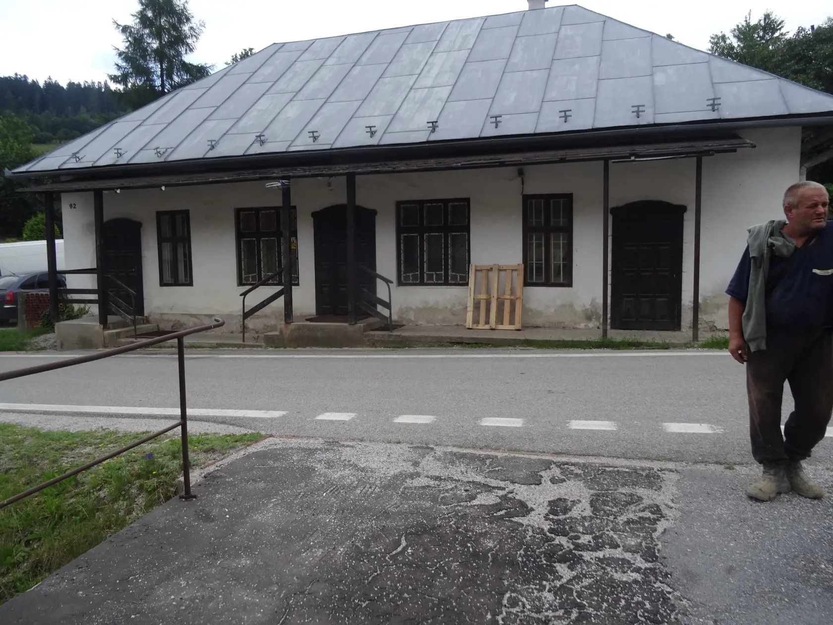 Miestny muž nám pred rokmi povedal, že v dome na fotografii je síce dnes stolárska dielňa, ale v minulosti tu bola krčma a keďže bola neďaleko domu Paškovcov, politik tam neraz zašiel na pivo, alebo len tak na kus reči s miestnymi chlapmi. Ako grand, nemal problém zaplatiť štamgastom pivo i niečo ostrejšie.