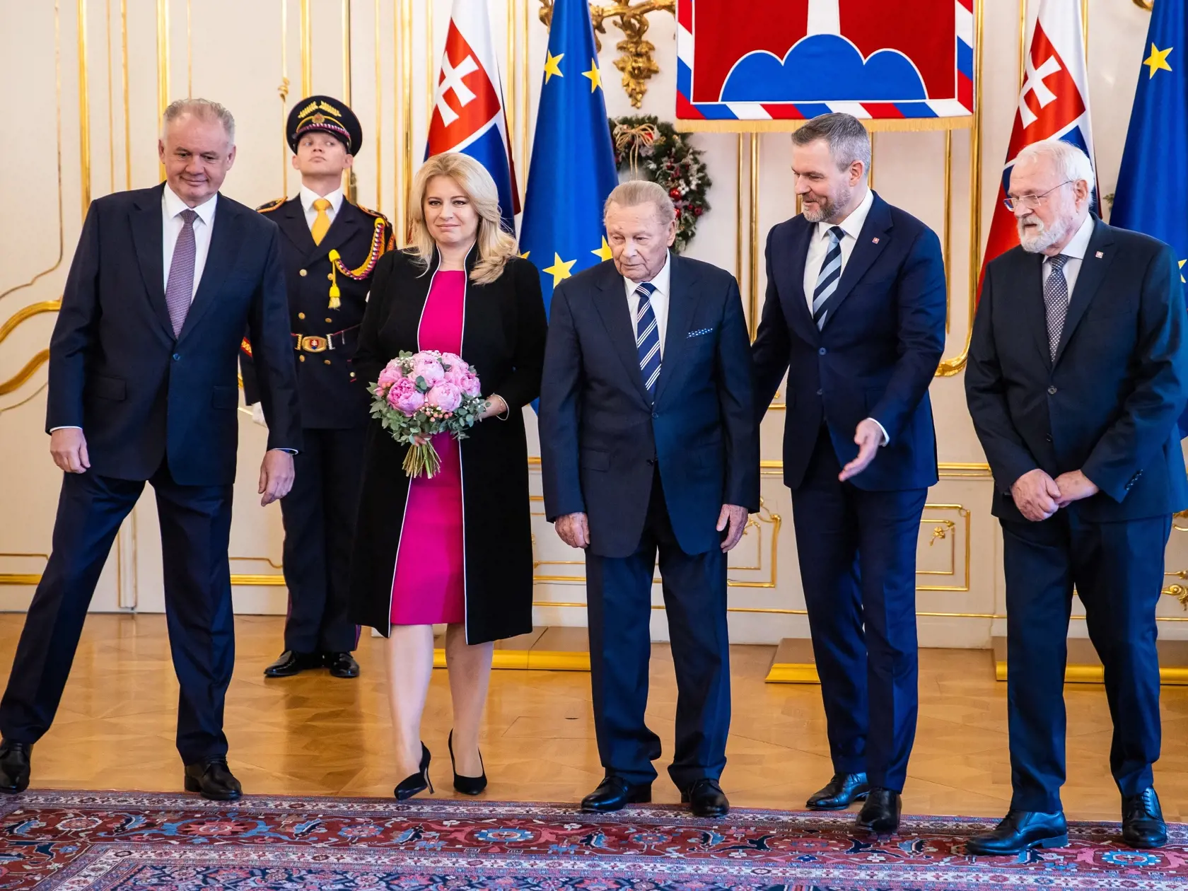 Na snímke bývalí Prezidenti SR, zľava Andrej Kiska, Zuzana Čaputová, Rudolf Schuster, súčasný Prezident SR Petrer Pellegrini a Ivan Gašparovič na spoločnej fotke pred slávnostným obedom v Prezidentskom paláci.
