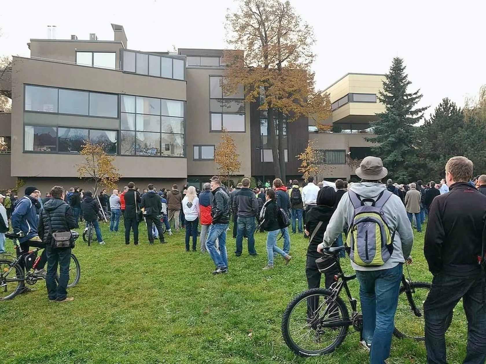 Posledné roky života politika sa niesli v znamení protestov. Pred domom v Mestskom parku, kde býval, sa stretli nespokojenci na čele s Alojzom Hlinom. (archív)