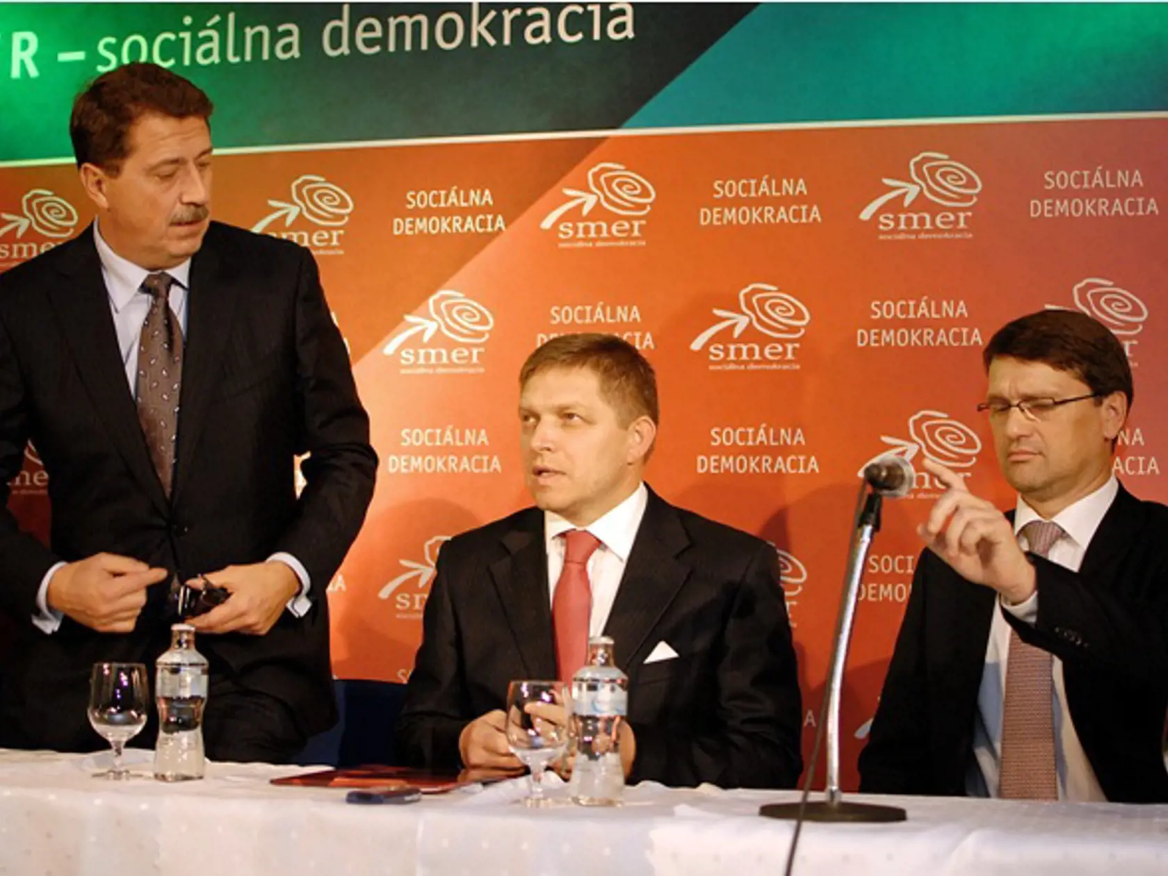 Predseda strany Smer - sociálna demokracia Robert Fico (uprostred), podpredseda Pavol Paška (vľavo) a Marek Maďarič. (archív)