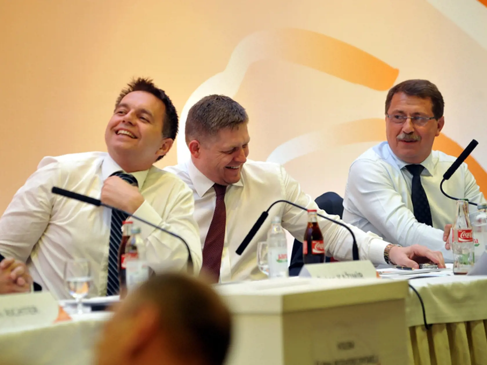 Minister financií SR Peter Kažimír, predseda strany Smer Robert Fico a predsedajúci snemu, podpredseda strany Pavol Paška. (archív)