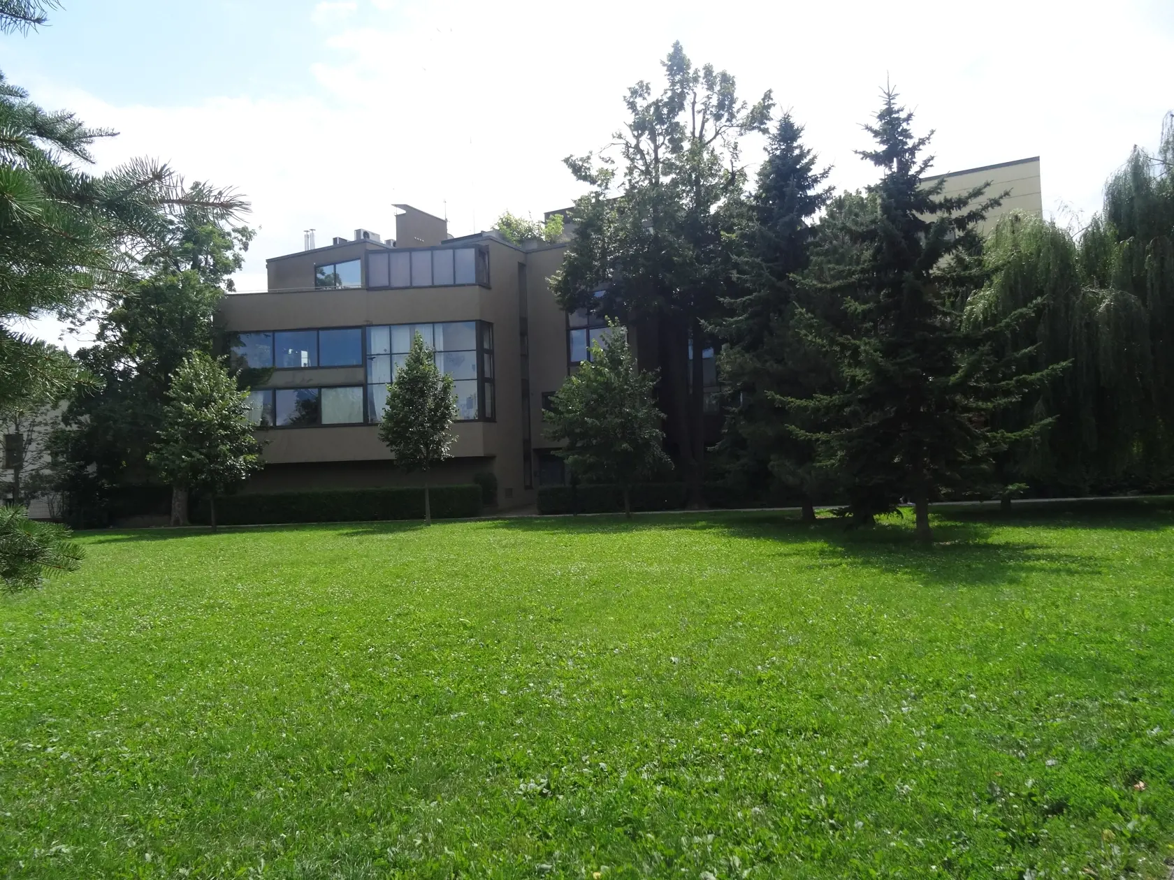 Apartmán Paškovcov sa nachádza v tomto "športovom" komplexe v Mestskom parku v Košiciach. (archív)