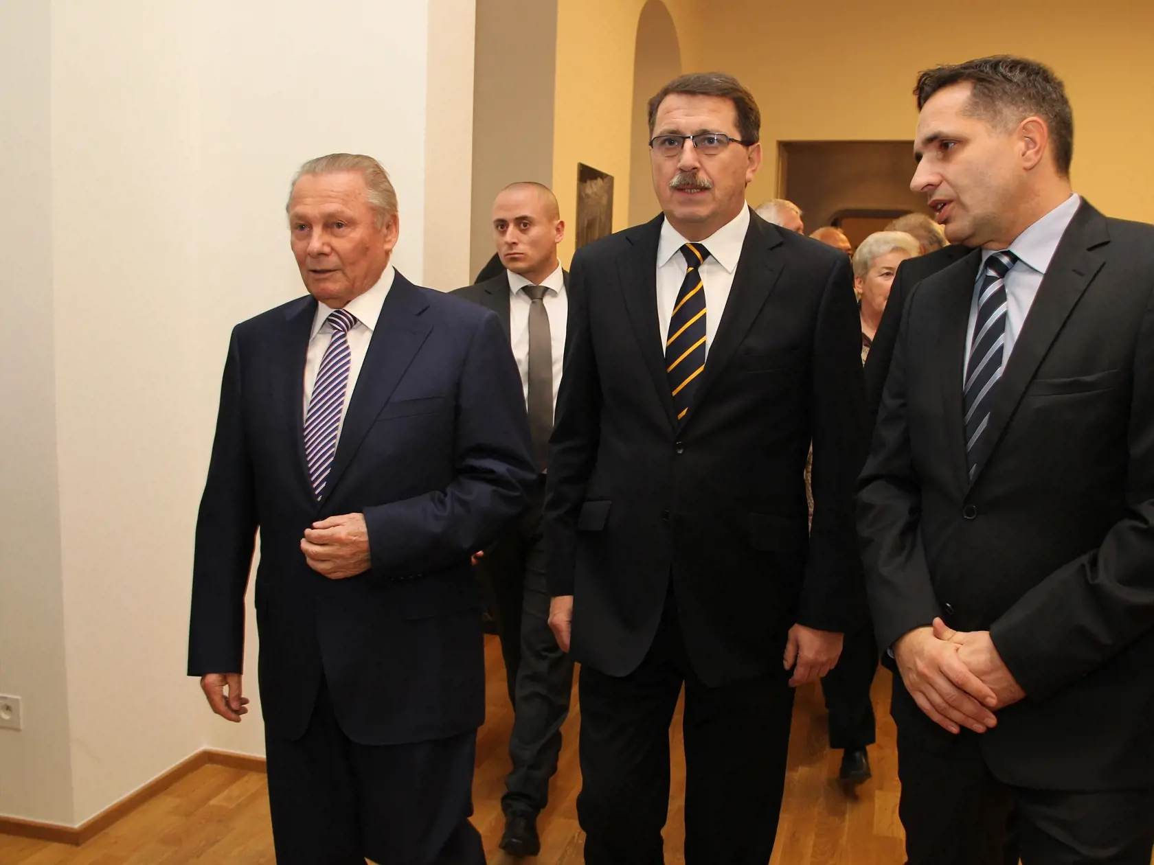 Rudolf Schuster krstil svoju knihu z cesty po južnom póle spojenú s fotografickou vystavou na Bratislavskom hrade, krstným otcom bol práve Pavol Paška. (archív)