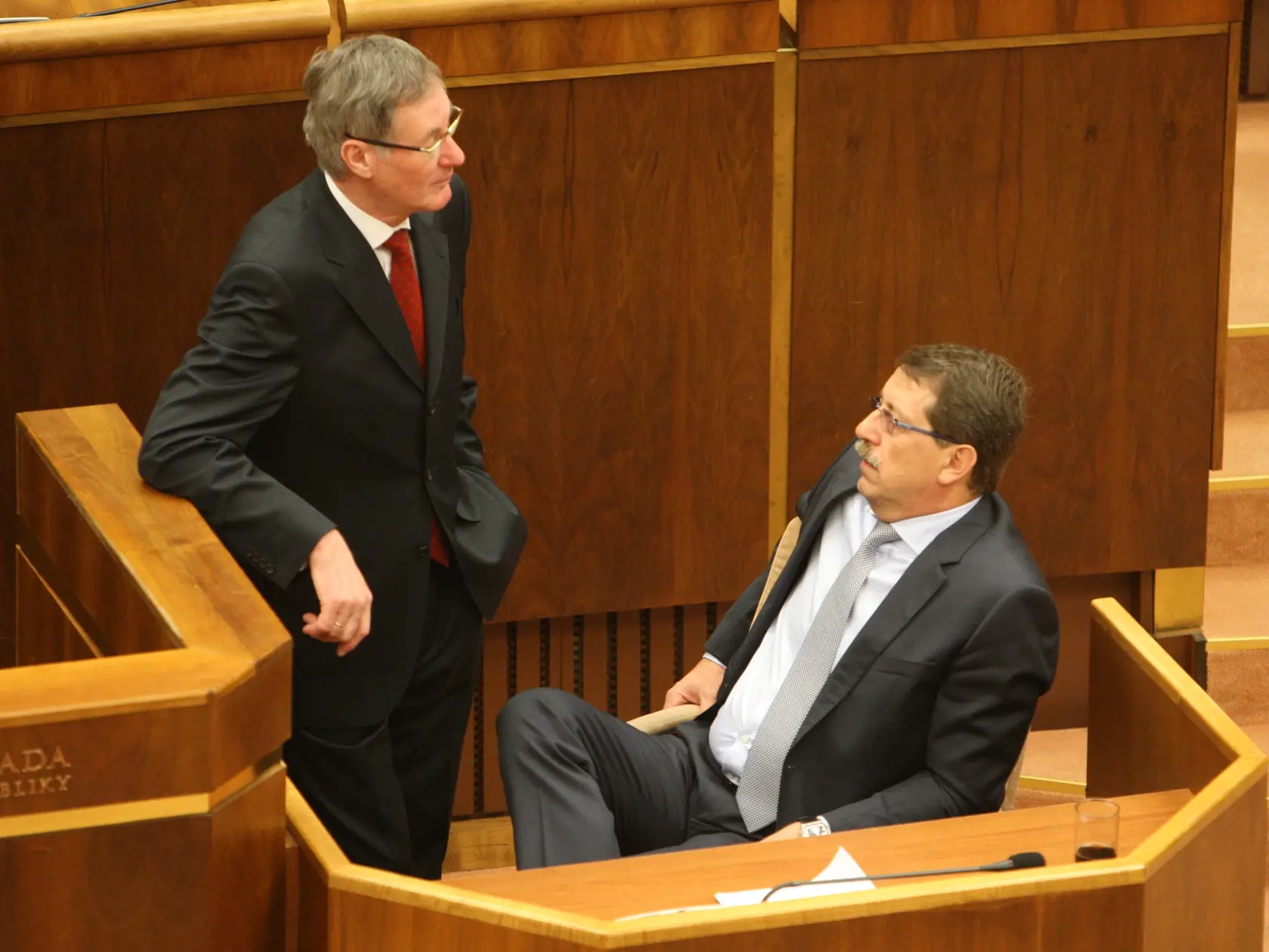 Parlament 21. marca 2014. Pavol Hrušovský a Pavol Paška. (archív)