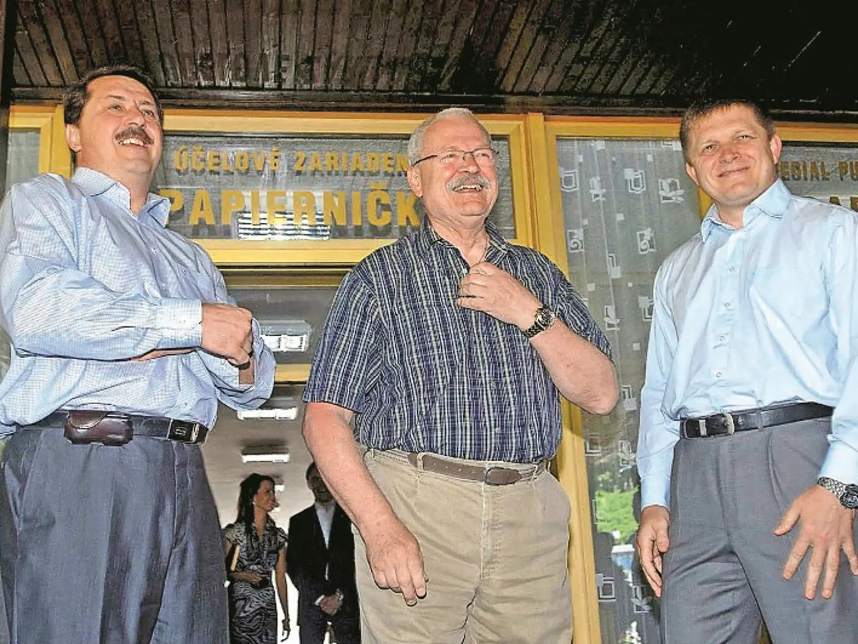 Staré časy: V roku 2007 ešte Papiernička politikmi žila. Na snímke zľava Pavol Paška, Ivan Gašparovič a Robert Fico. (archív)