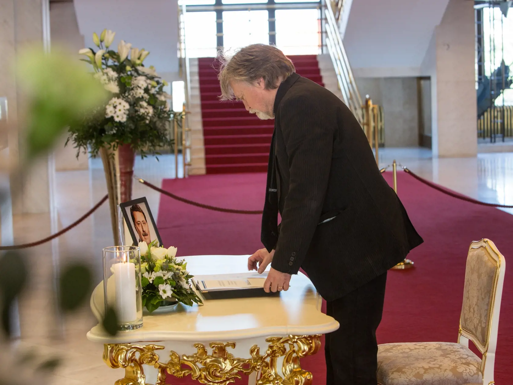 Predseda Národnej rady SR Andrej Danko sprístupnil v kondolenčnú knihu v súvislosti s úmrtím bývalého predsedu NR SR Pavla Pašku. (archív)