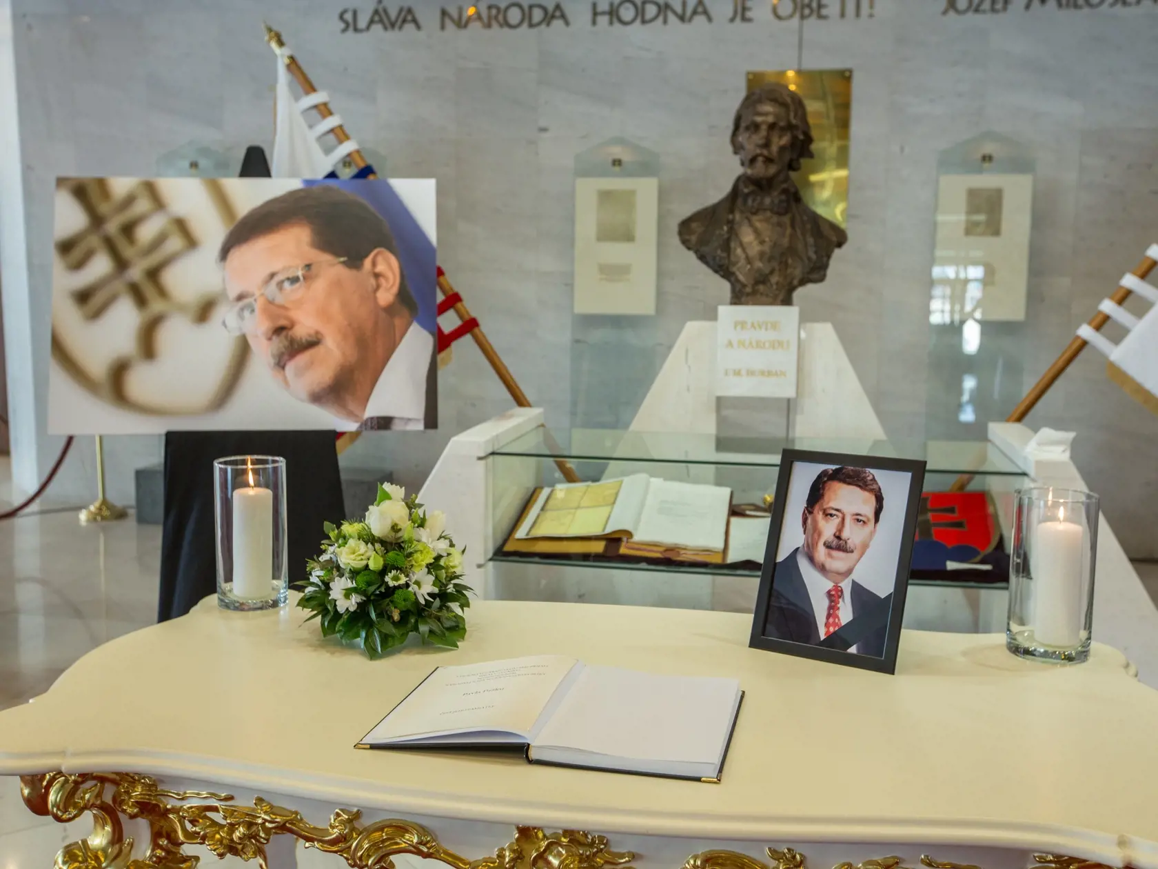Predseda Národnej rady SR Andrej Danko sprístupnil kondolenčnú knihu v súvislosti s úmrtím bývalého predsedu NR SR Pavla Pašku. (archív)