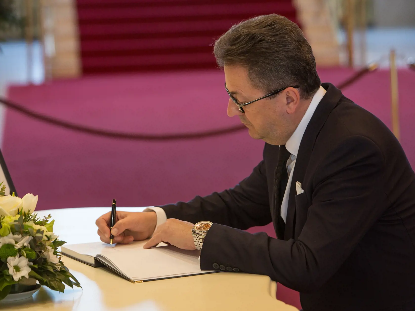 Martin Glváč pri zápise do kondolenčnej knihy. (archív)