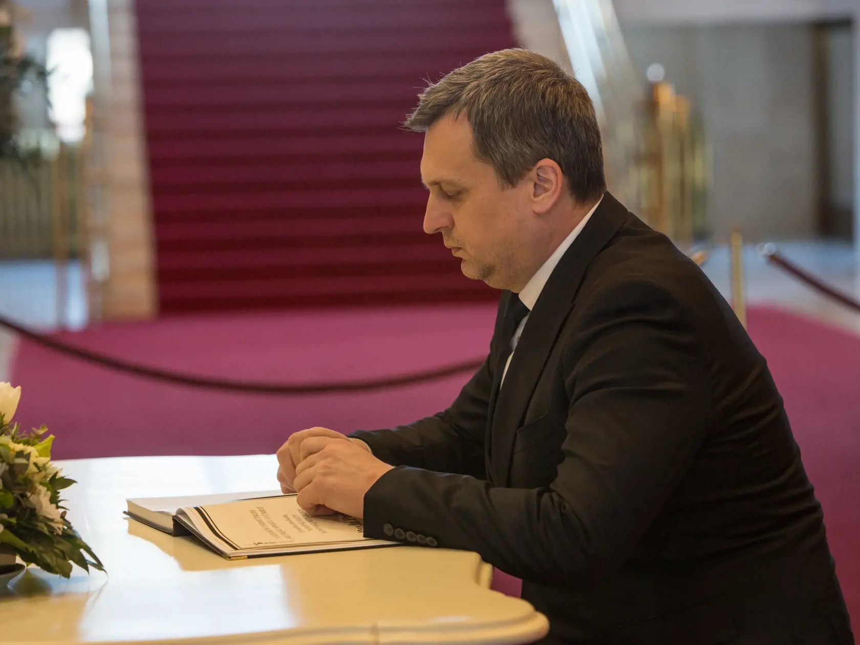 Predseda Národnej rady SR Andrej Danko zápise do kondolenčnej knihy. (archív)