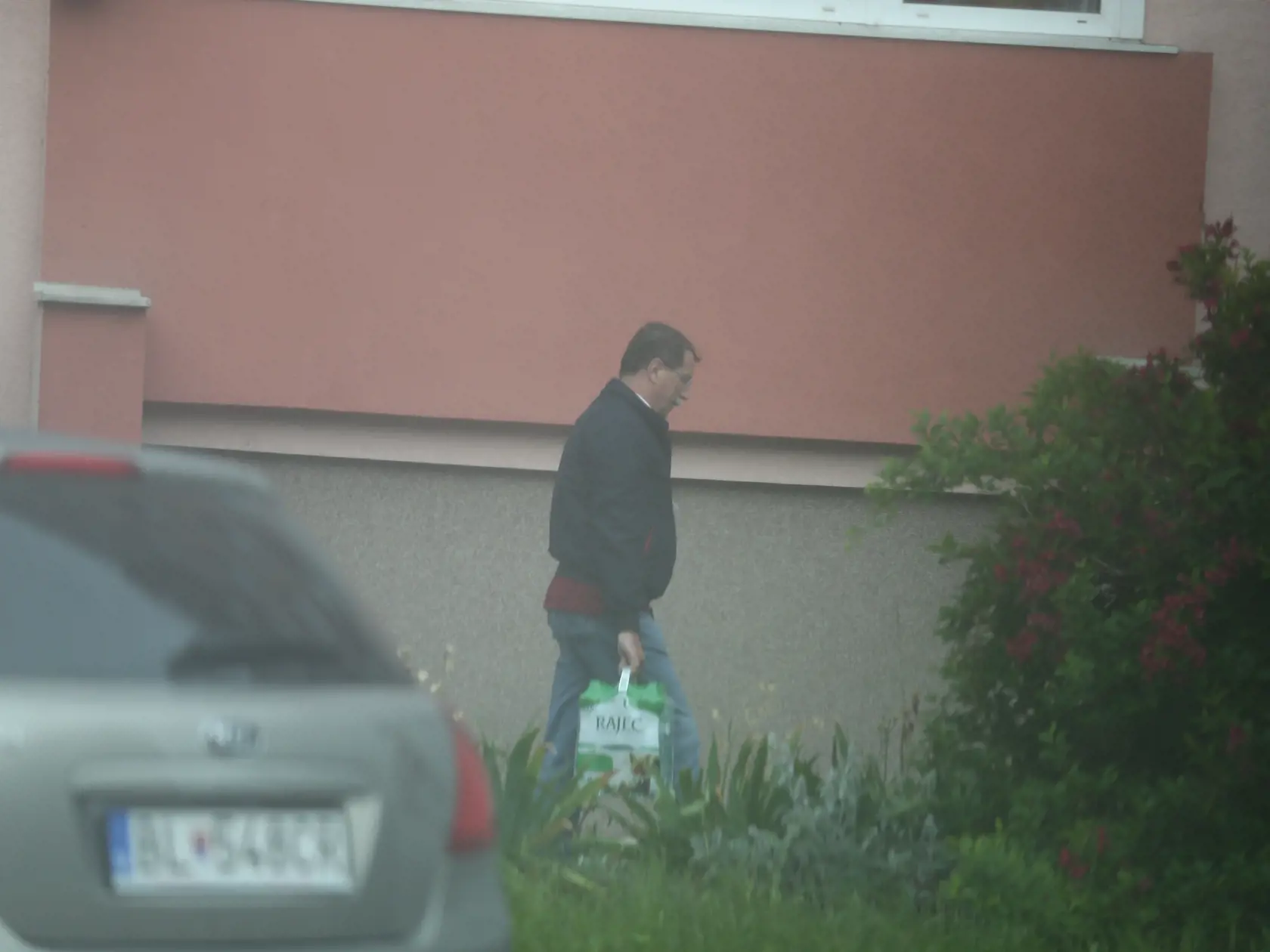 Pavol Paška pred svojim bytom v Bratislave nasadá do služobnej limuzíny. (archív)