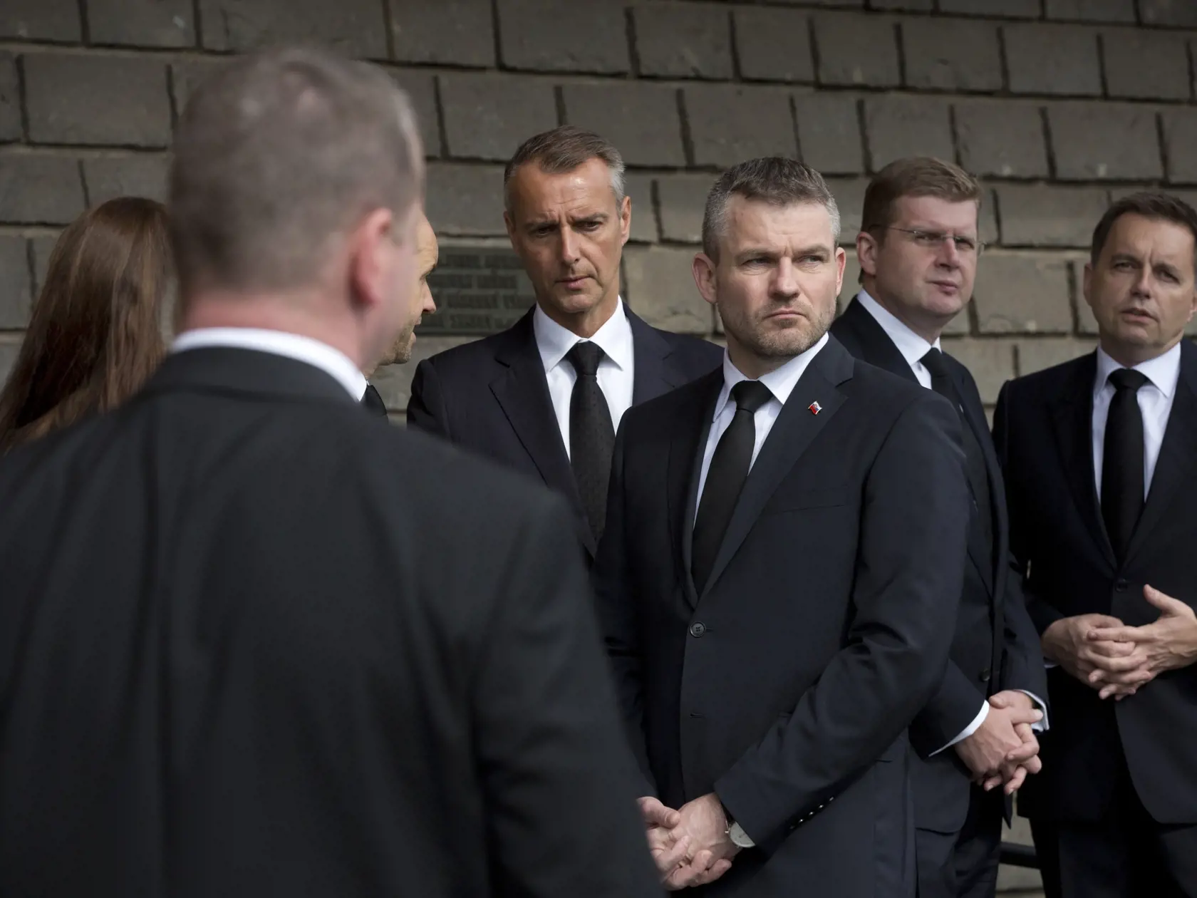 Politické špičky na pohrebe Pavla Pašku v košickom krematóriu. (archív)