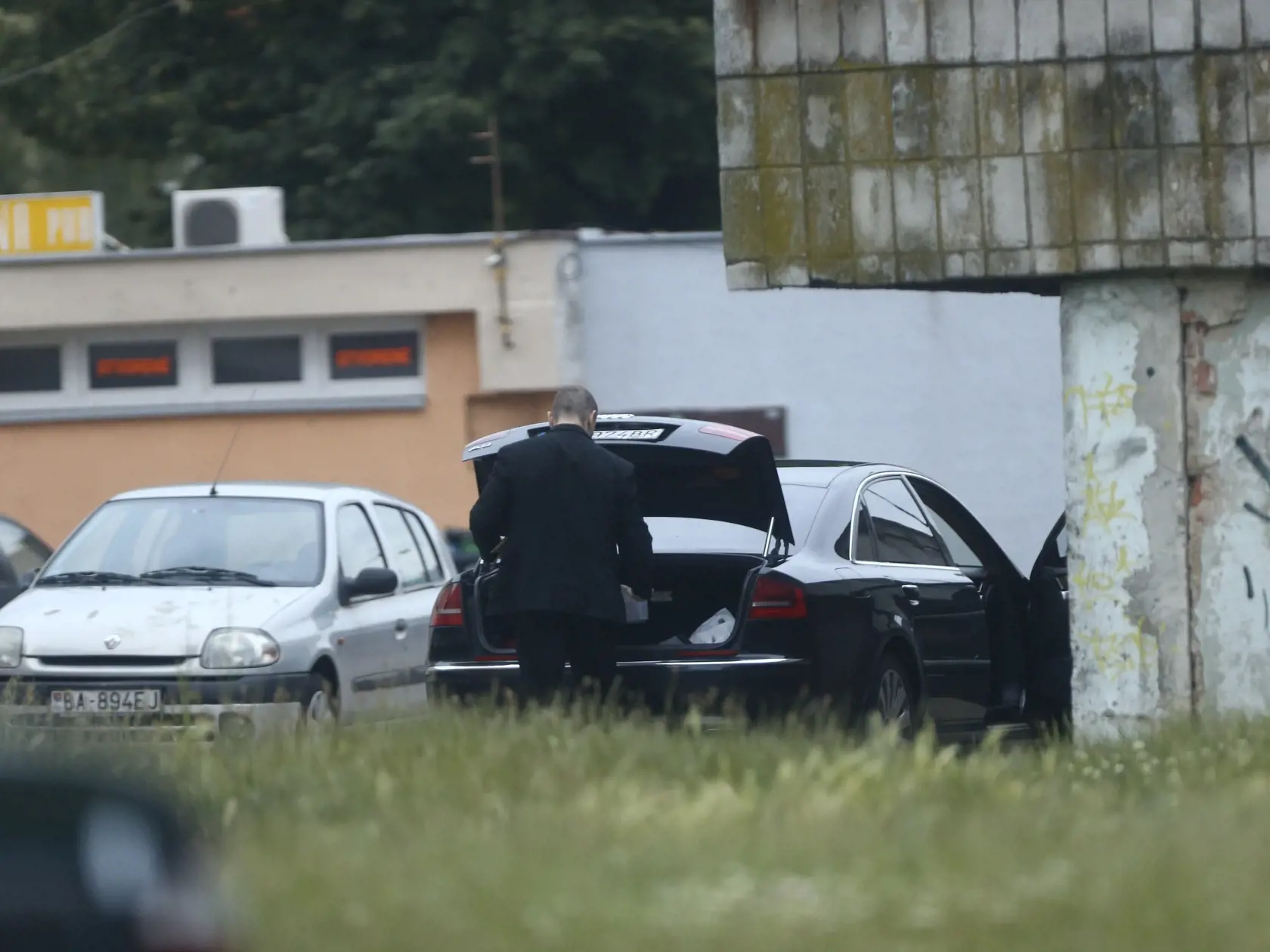 Pavol Paška pred svojim bytom v Bratislave nasadá do služobnej limuzíny. (archív)