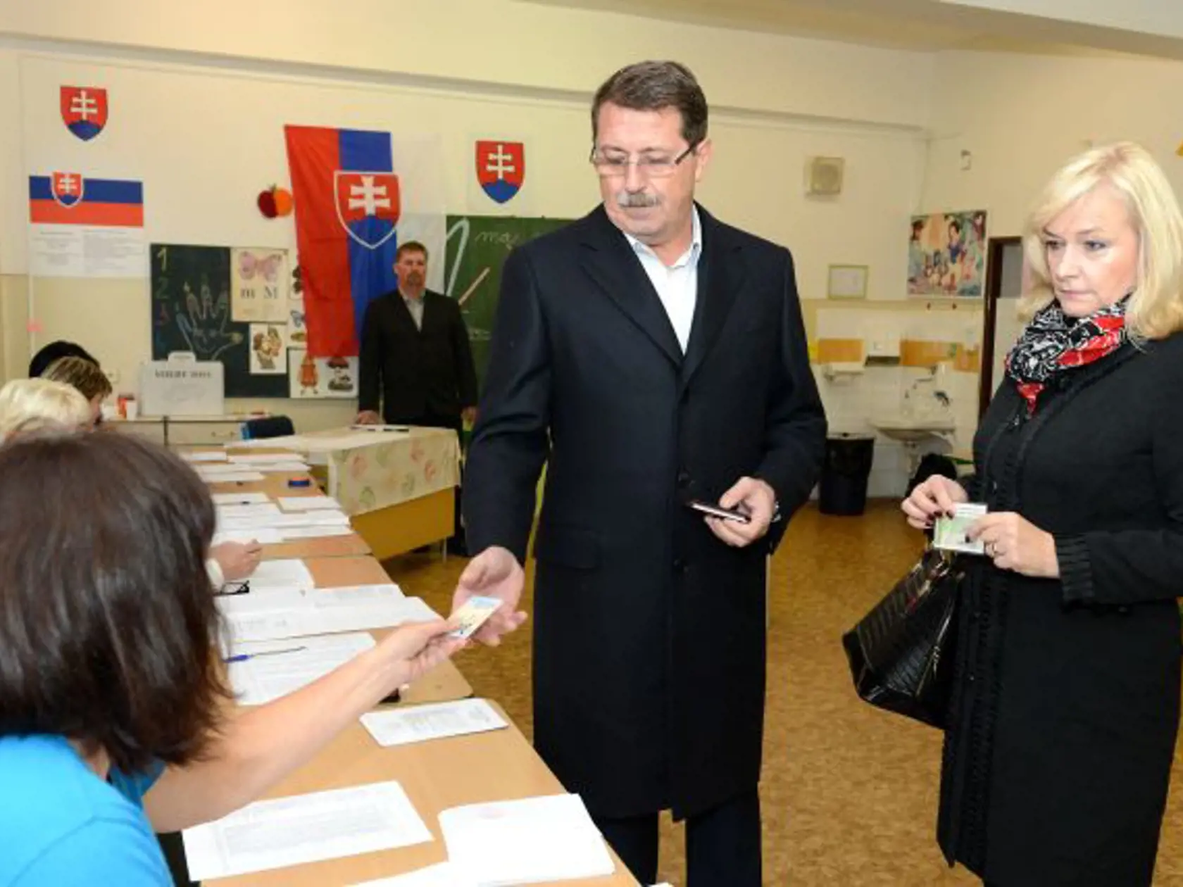 Predseda NR SR Pavol Paška s manželkou vo volebnej miestnosti v 1. kole volieb do orgánov samosprávnych krajov, 9. novembra 2013 v Košiciach. (archív)